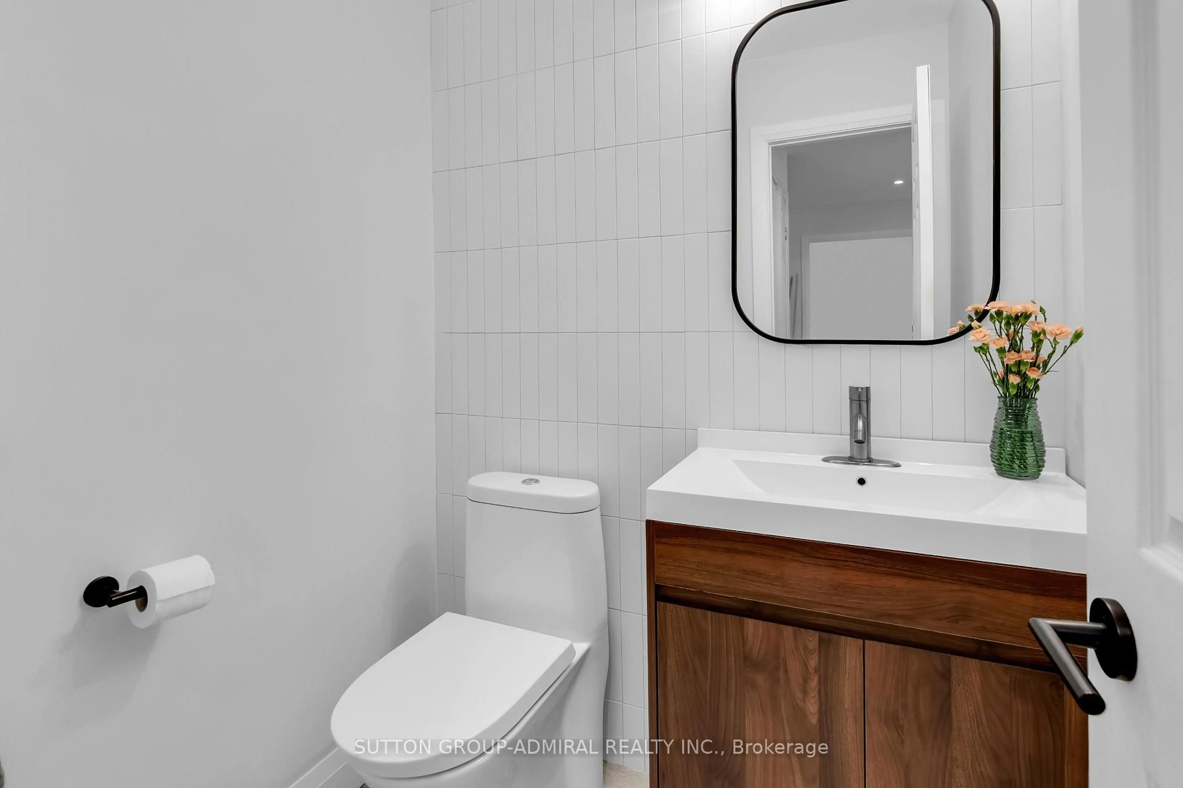 Standard bathroom, unknown for 253 Charlton Ave, Vaughan Ontario L4J 6H3