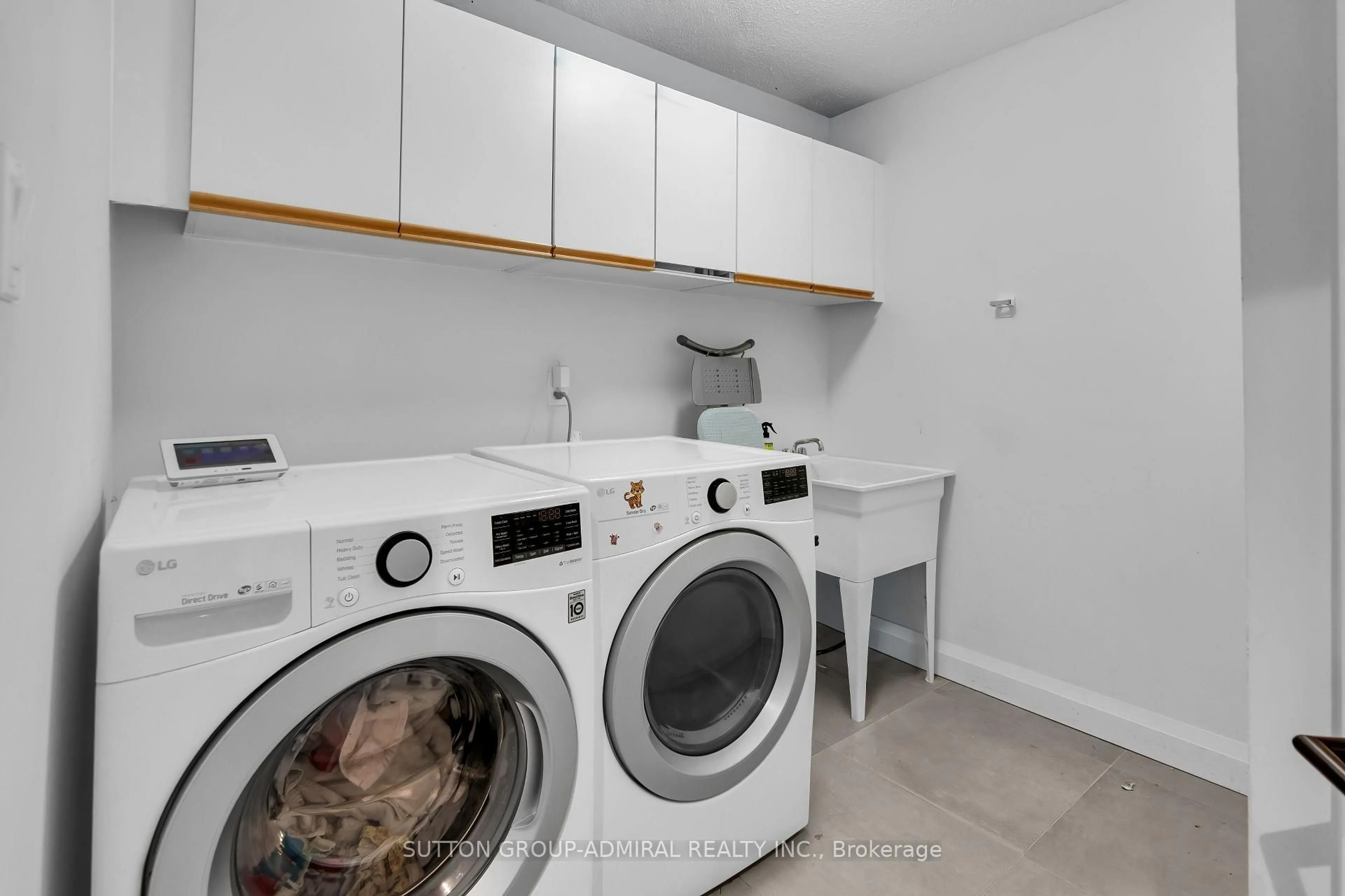 Laundry room for 253 Charlton Ave, Vaughan Ontario L4J 6H3