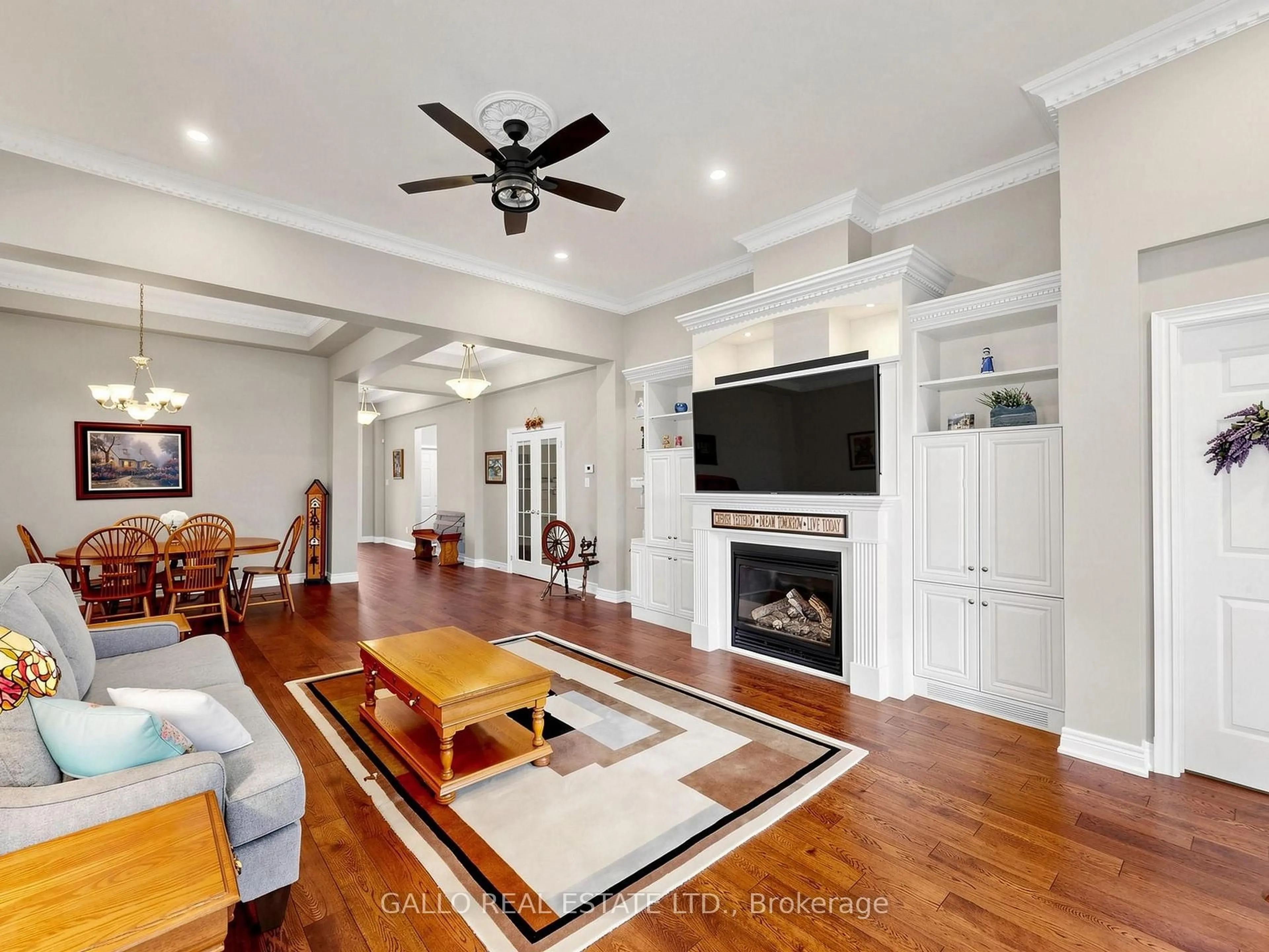 Living room with furniture, unknown for 27 Turn Taylor, Whitchurch-Stouffville Ontario L4A 1R3