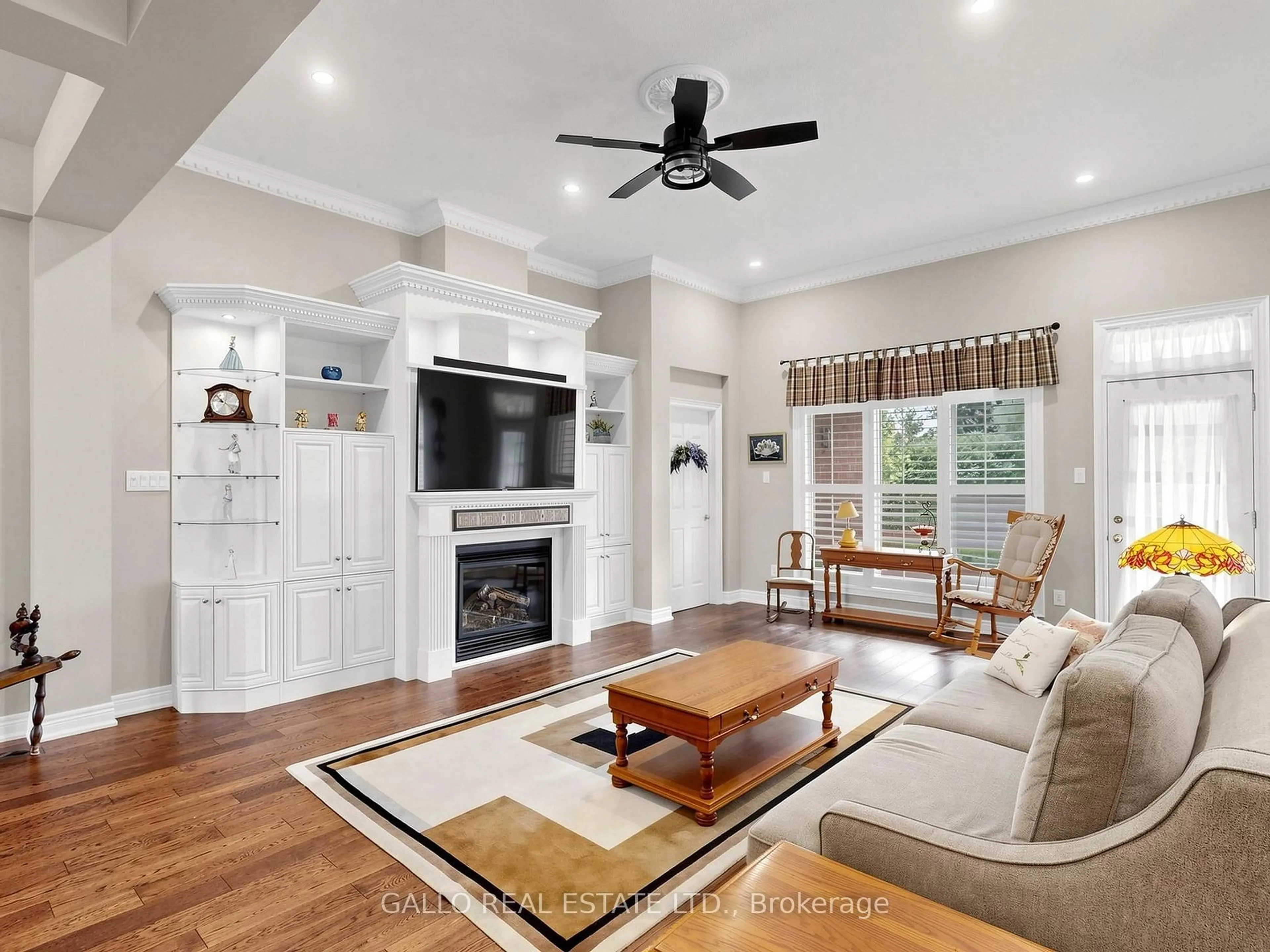 Living room with furniture, unknown for 27 Turn Taylor, Whitchurch-Stouffville Ontario L4A 1R3