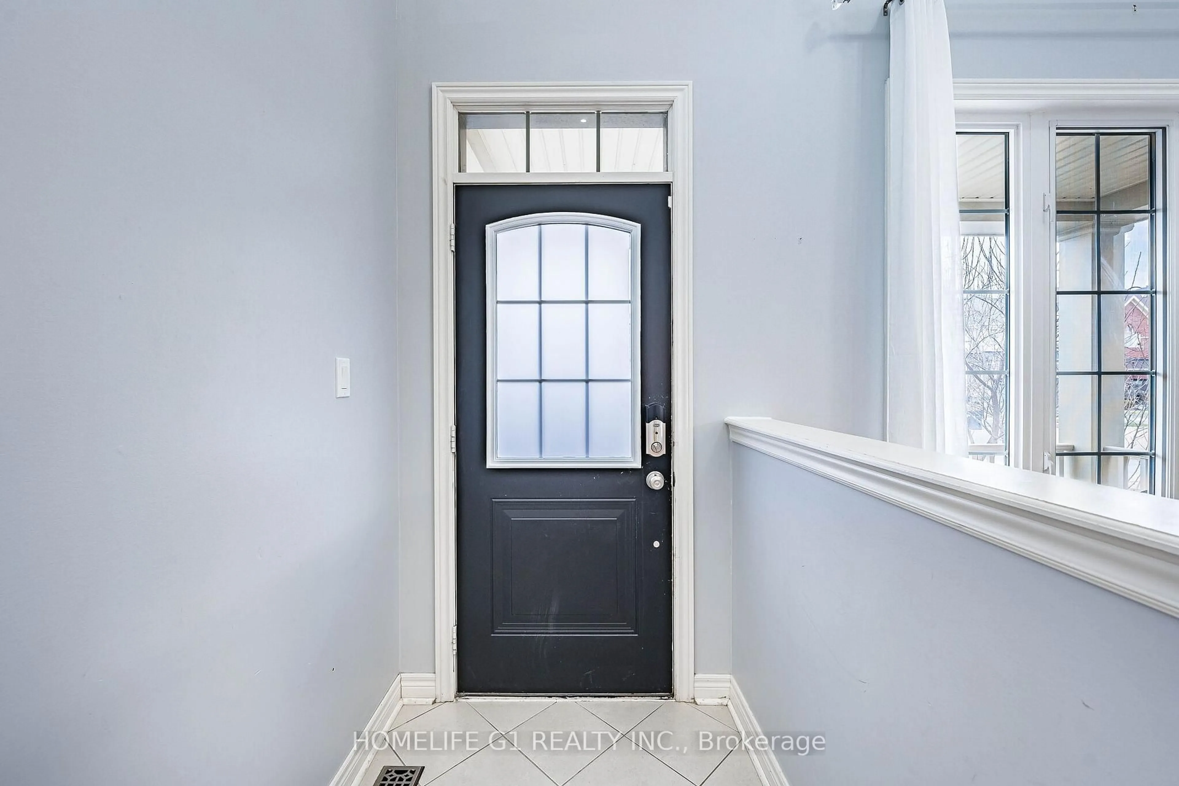Indoor entryway for 12 Proctor Gate, New Tecumseth Ontario L0G 1W0