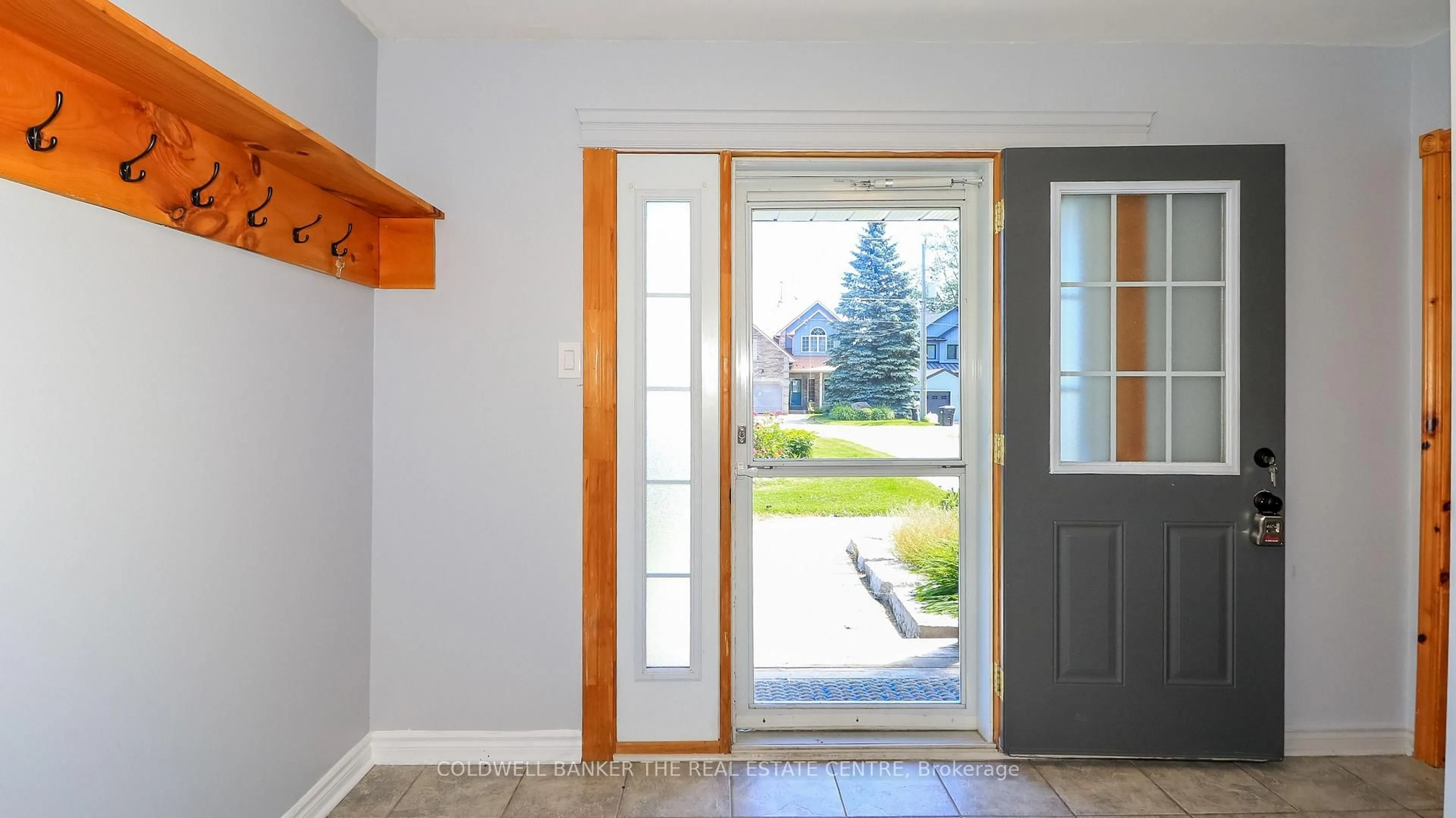 Indoor entryway for 1842 Simcoe Blvd, Innisfil Ontario L9S 4N4