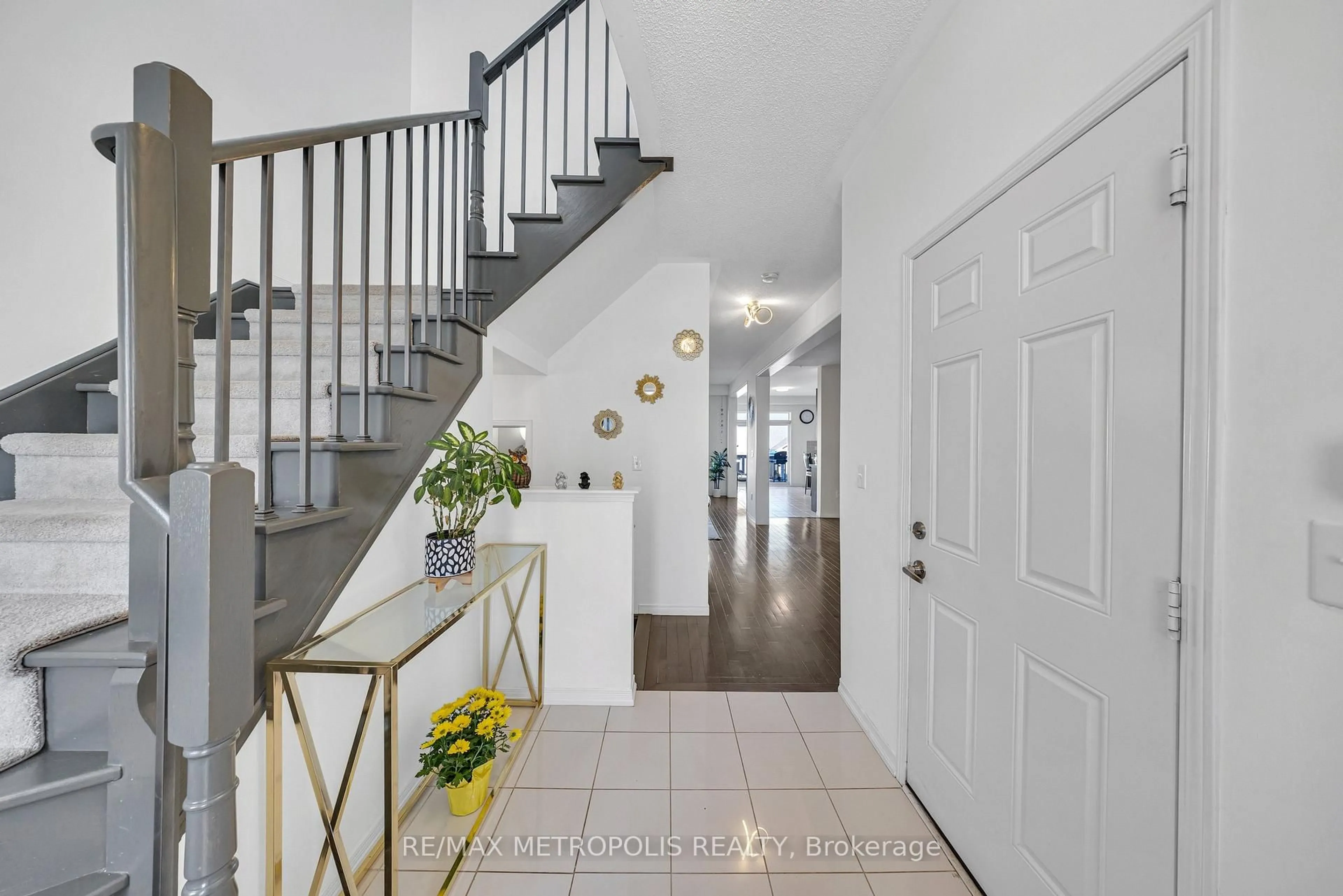 Indoor entryway for 118 Cauthers Cres, New Tecumseth Ontario L9R 0L1