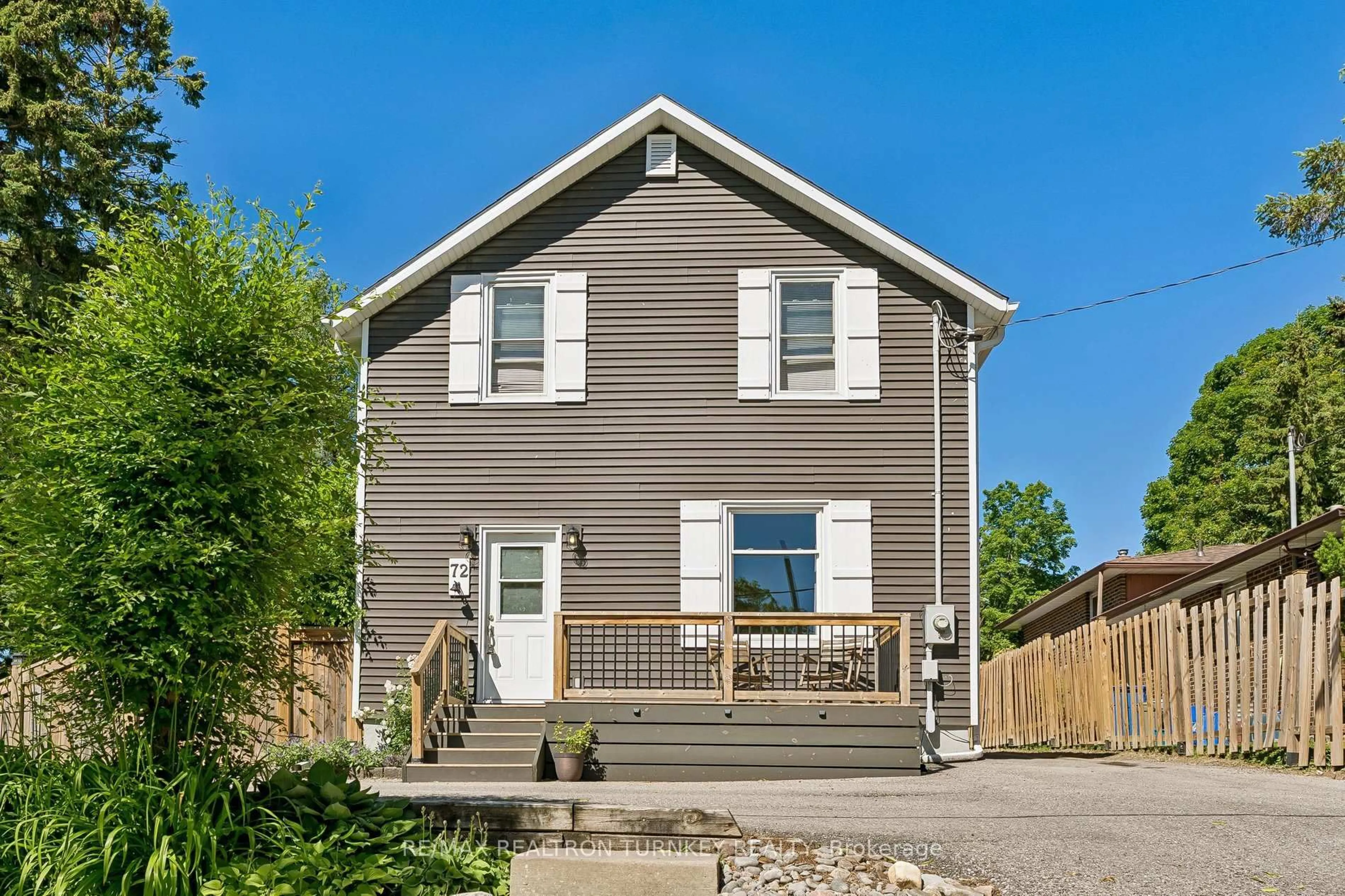Home with vinyl exterior material, street for 72 Vincent St, Newmarket Ontario L3Y 4G5