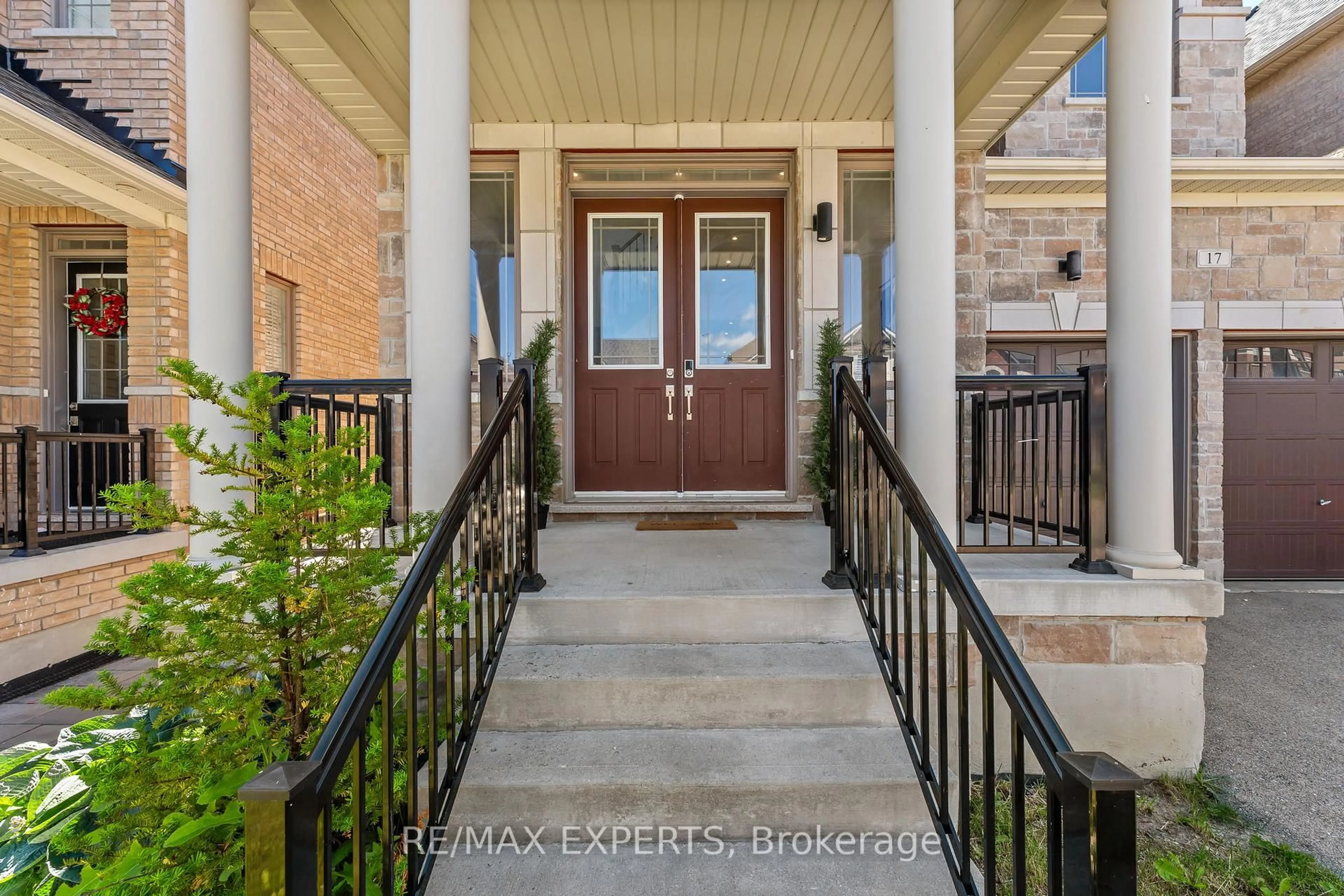 Indoor entryway for 17 Red Rose Lane, East Gwillimbury Ontario L9N 0V1