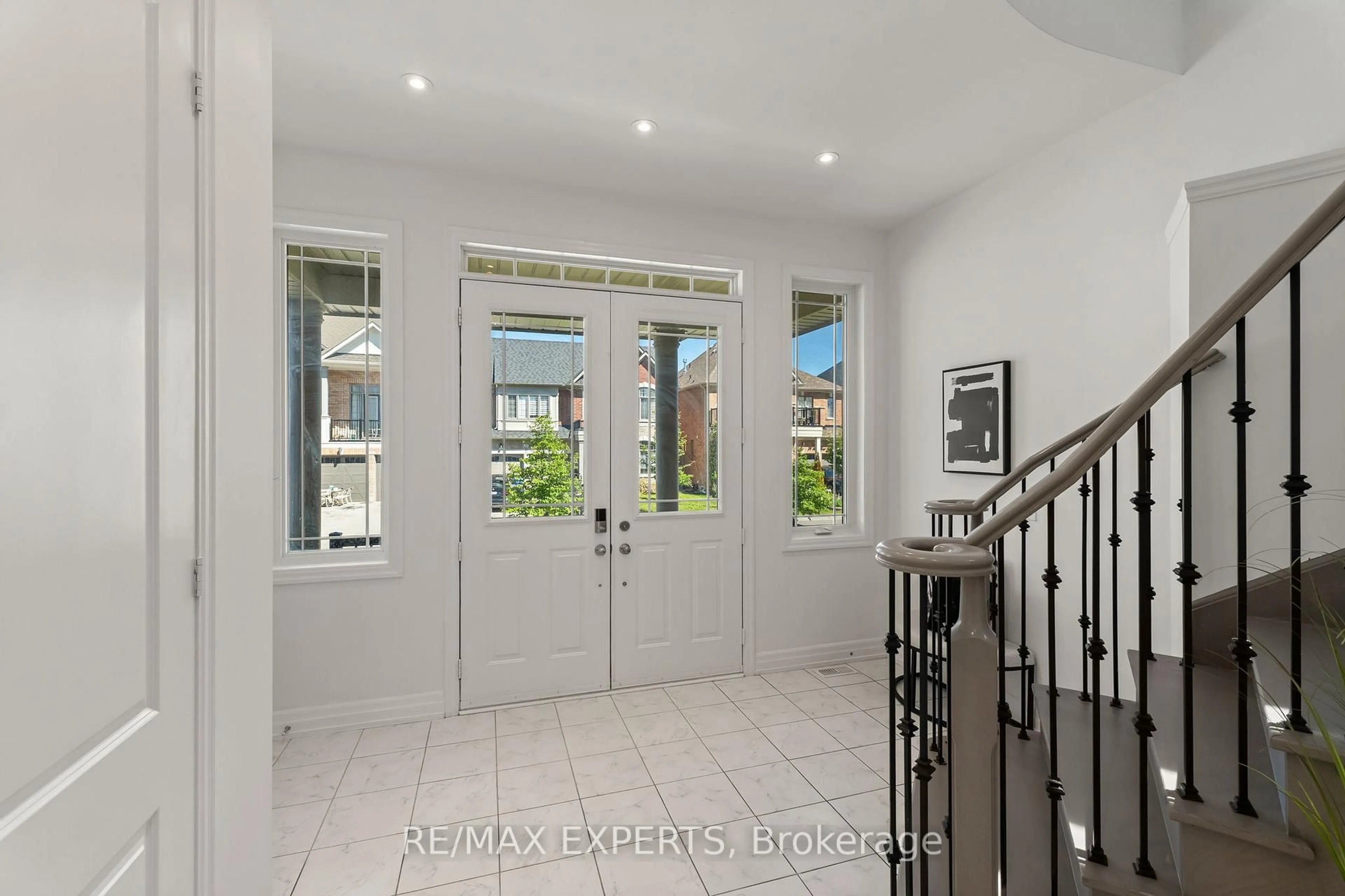 Indoor entryway for 17 Red Rose Lane, East Gwillimbury Ontario L9N 0V1