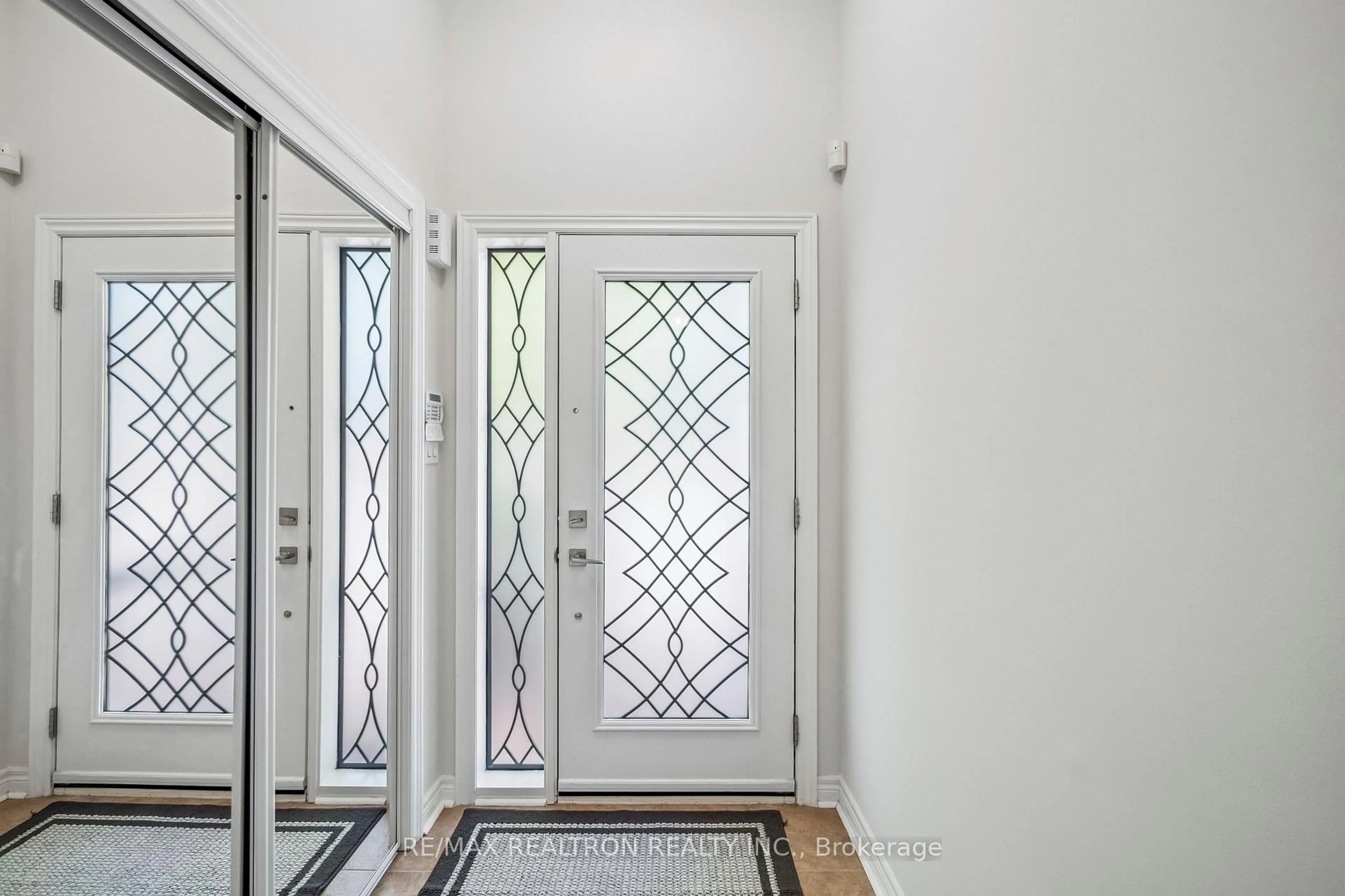 Indoor entryway for 272 Tom Taylor Cres, Newmarket Ontario L3X 3E8