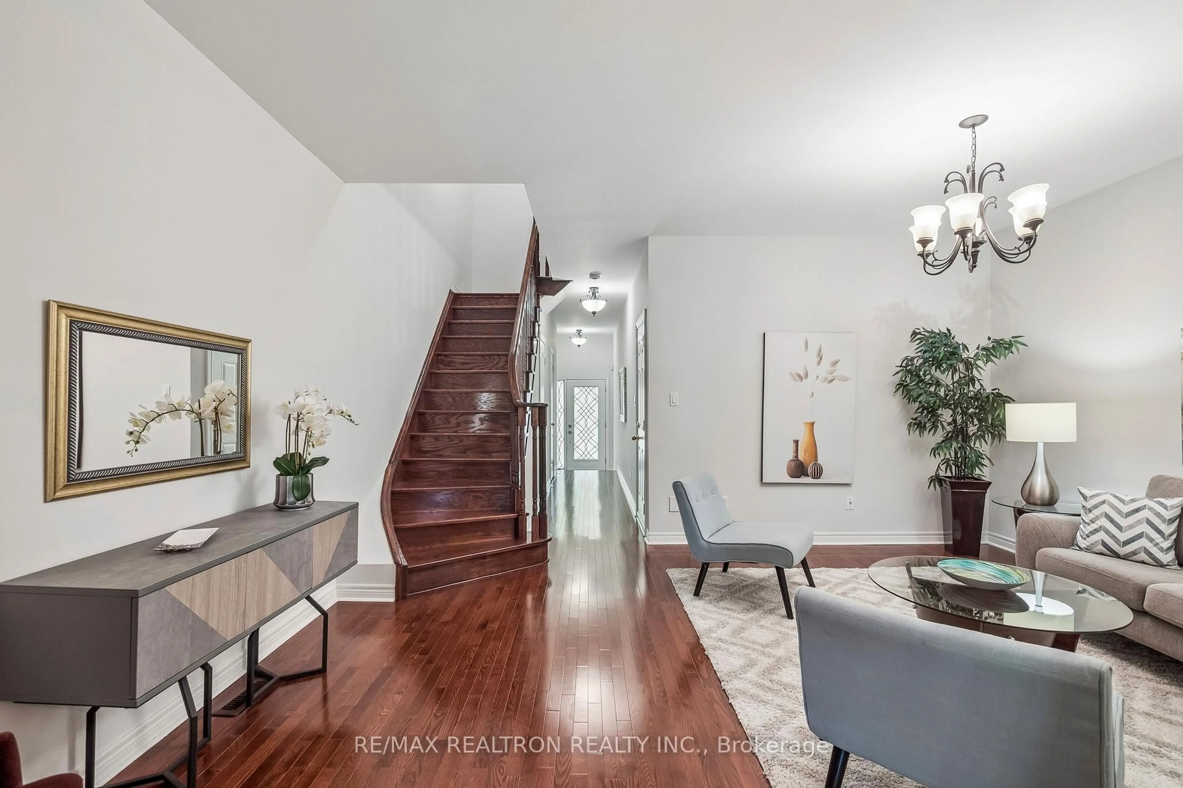 Indoor entryway for 272 Tom Taylor Cres, Newmarket Ontario L3X 3E8