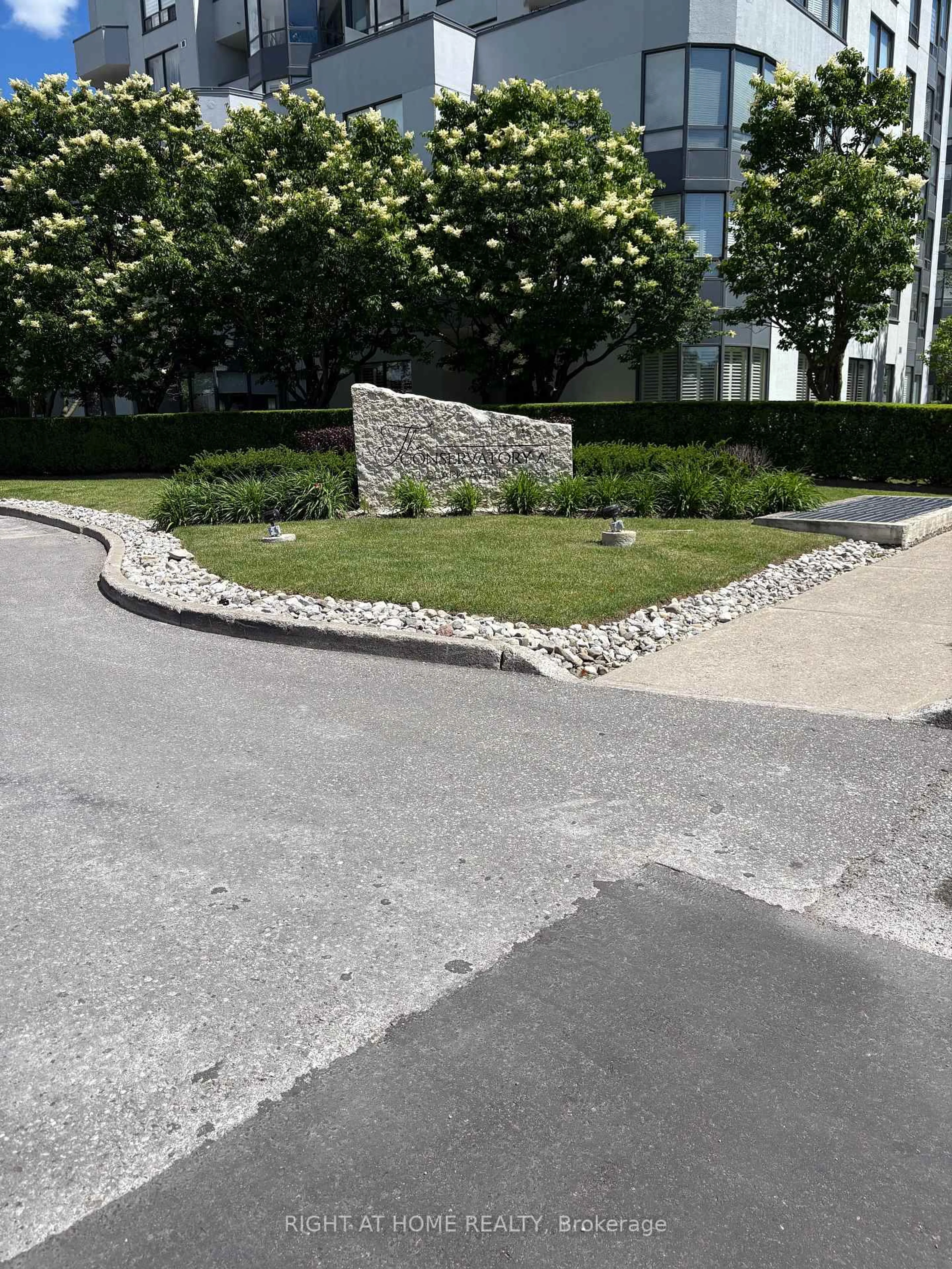 Unknown for 333 CLARK Ave #412, Vaughan Ontario L4J 7K4