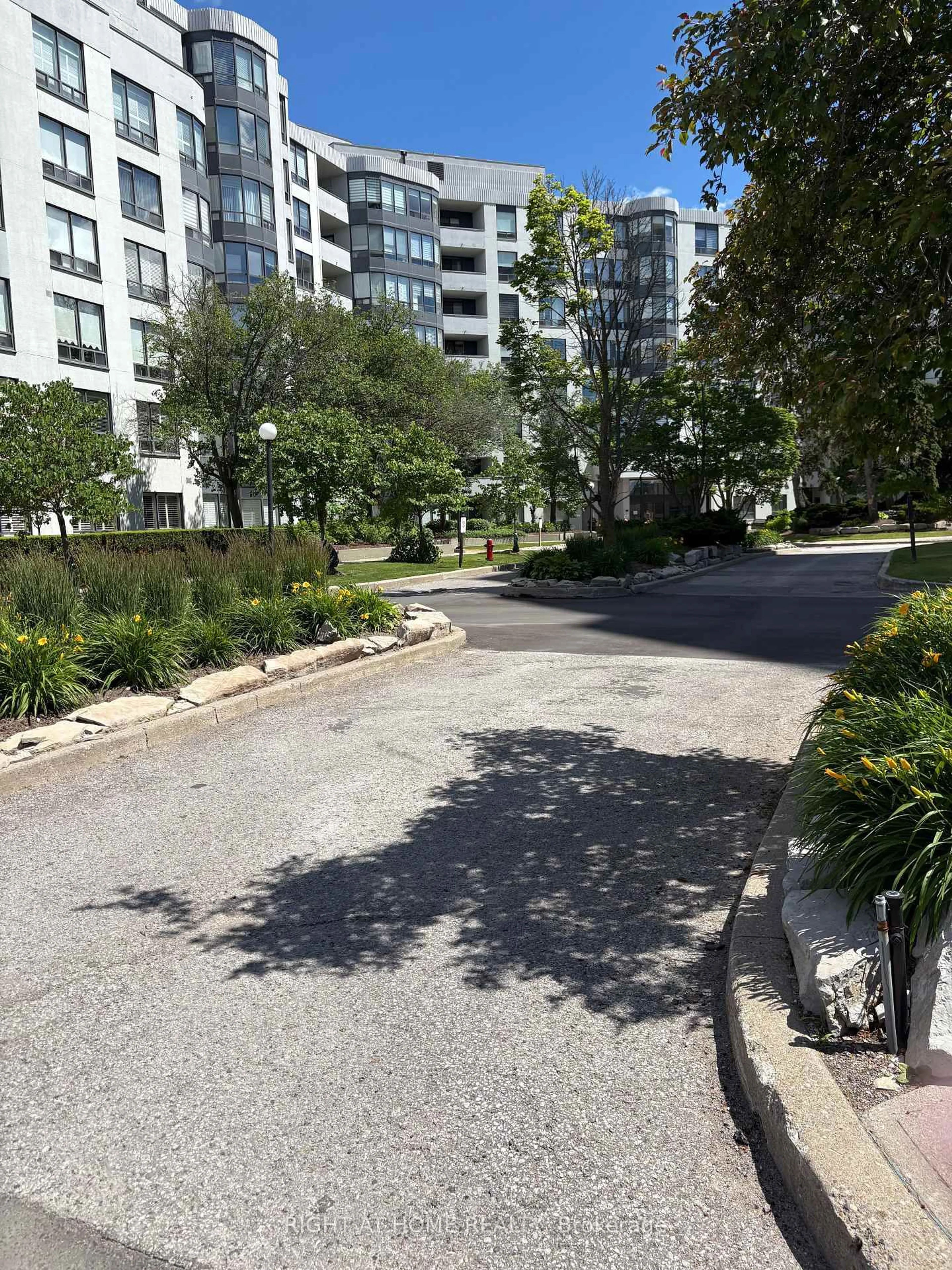 A pic from outside/outdoor area/front of a property/back of a property/a pic from drone, street for 333 CLARK Ave #412, Vaughan Ontario L4J 7K4