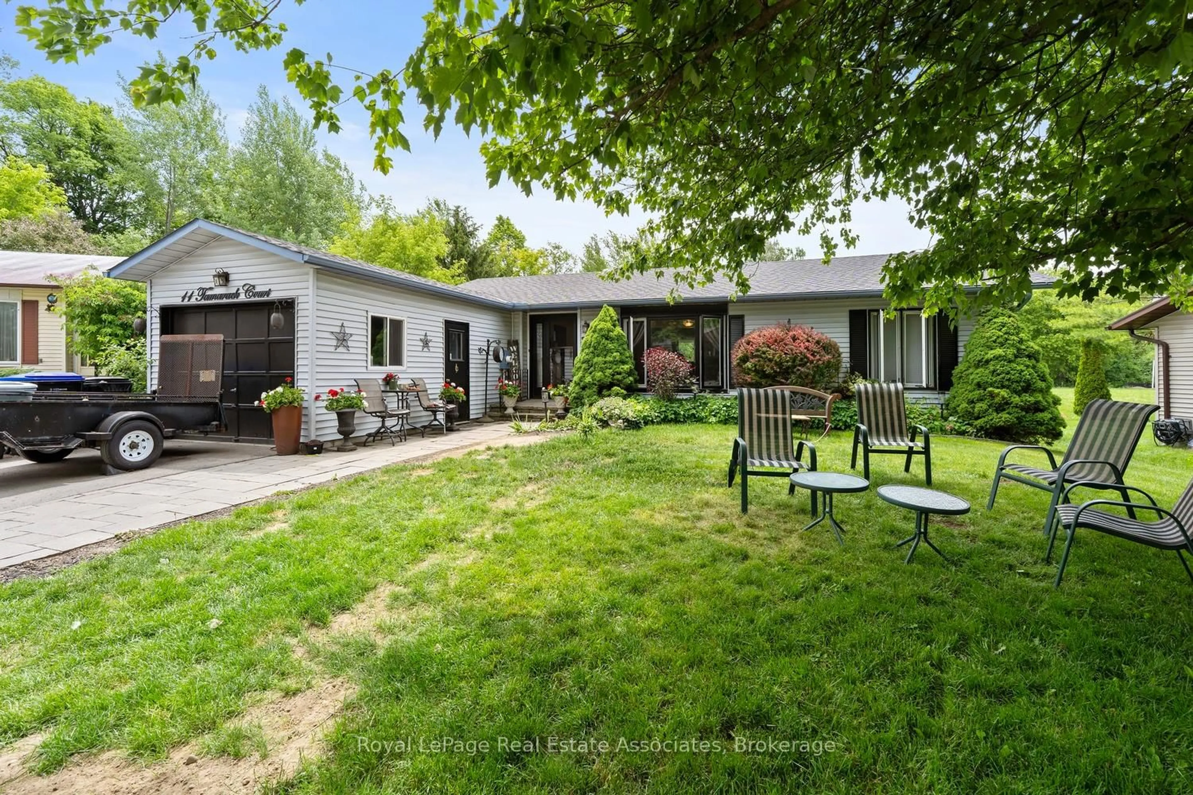 Patio, street for 11 Tamarack Crt, New Tecumseth Ontario L0G 1W0