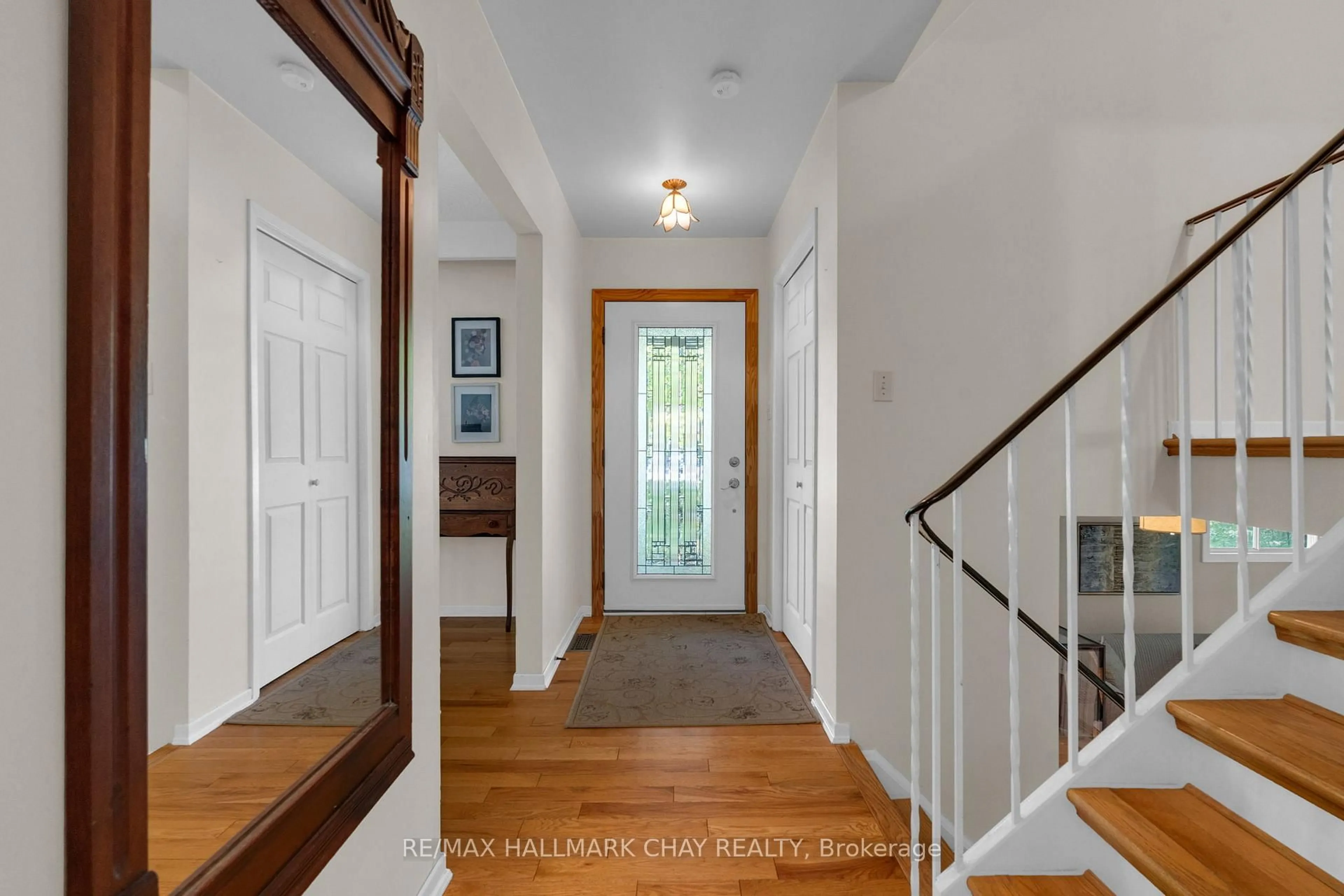 Indoor entryway for 3724 Whitecap Dr, Innisfil Ontario L9S 2L4