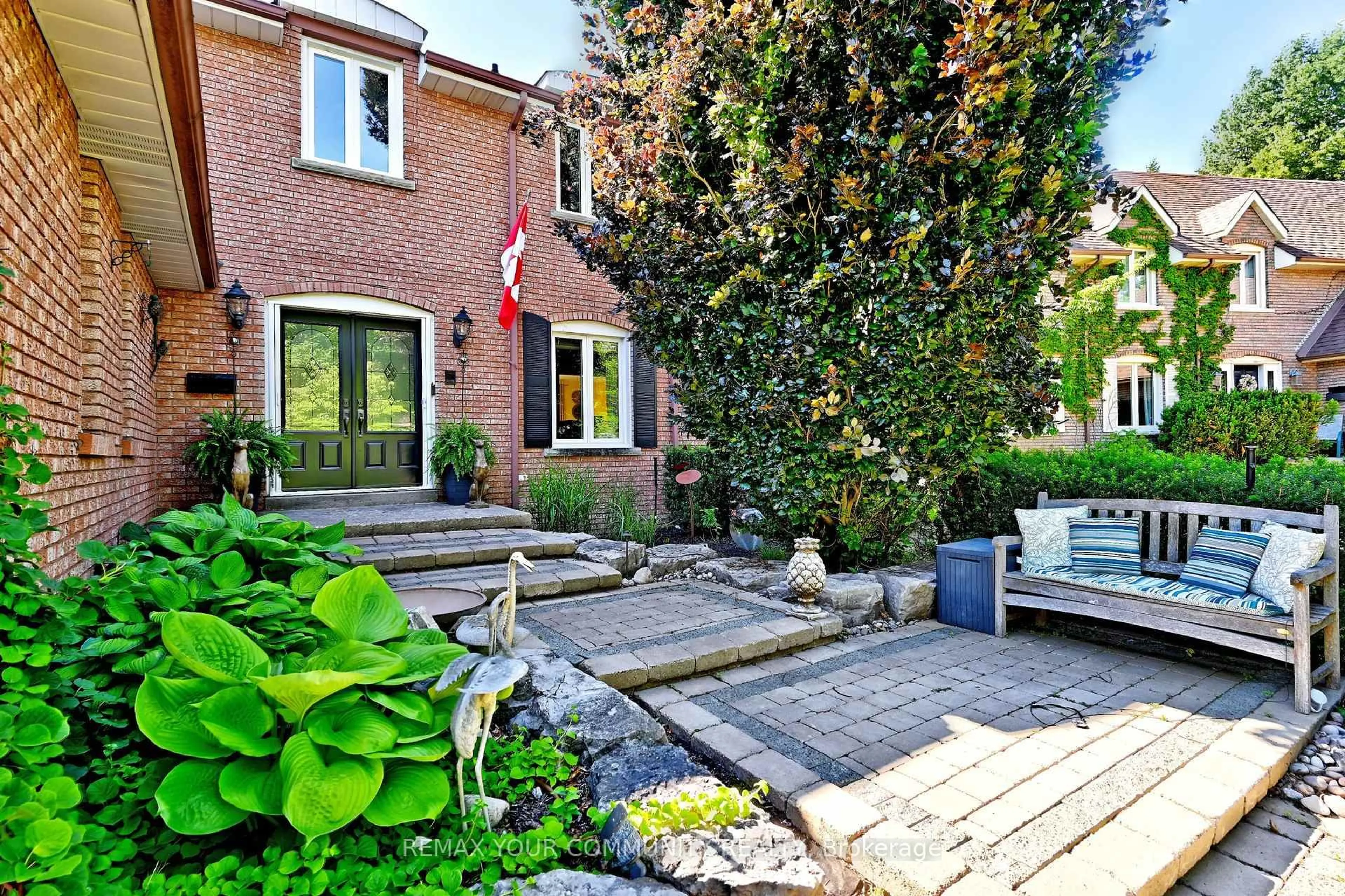 Patio, street for 425 Easy St, Richmond Hill Ontario L4C 3Z5