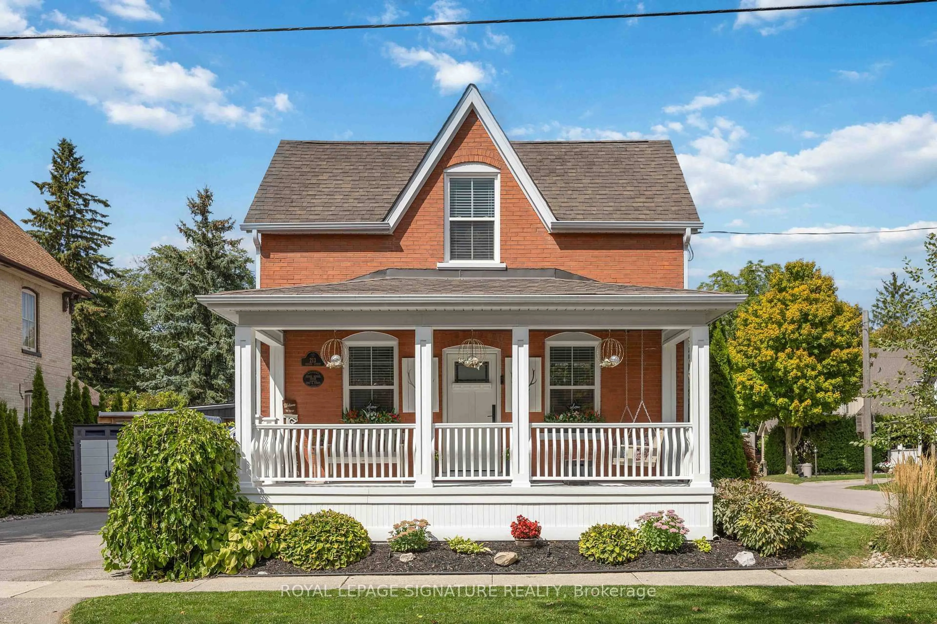 Home with vinyl exterior material, street for 213 Second St, Whitchurch-Stouffville Ontario L4A 1B9