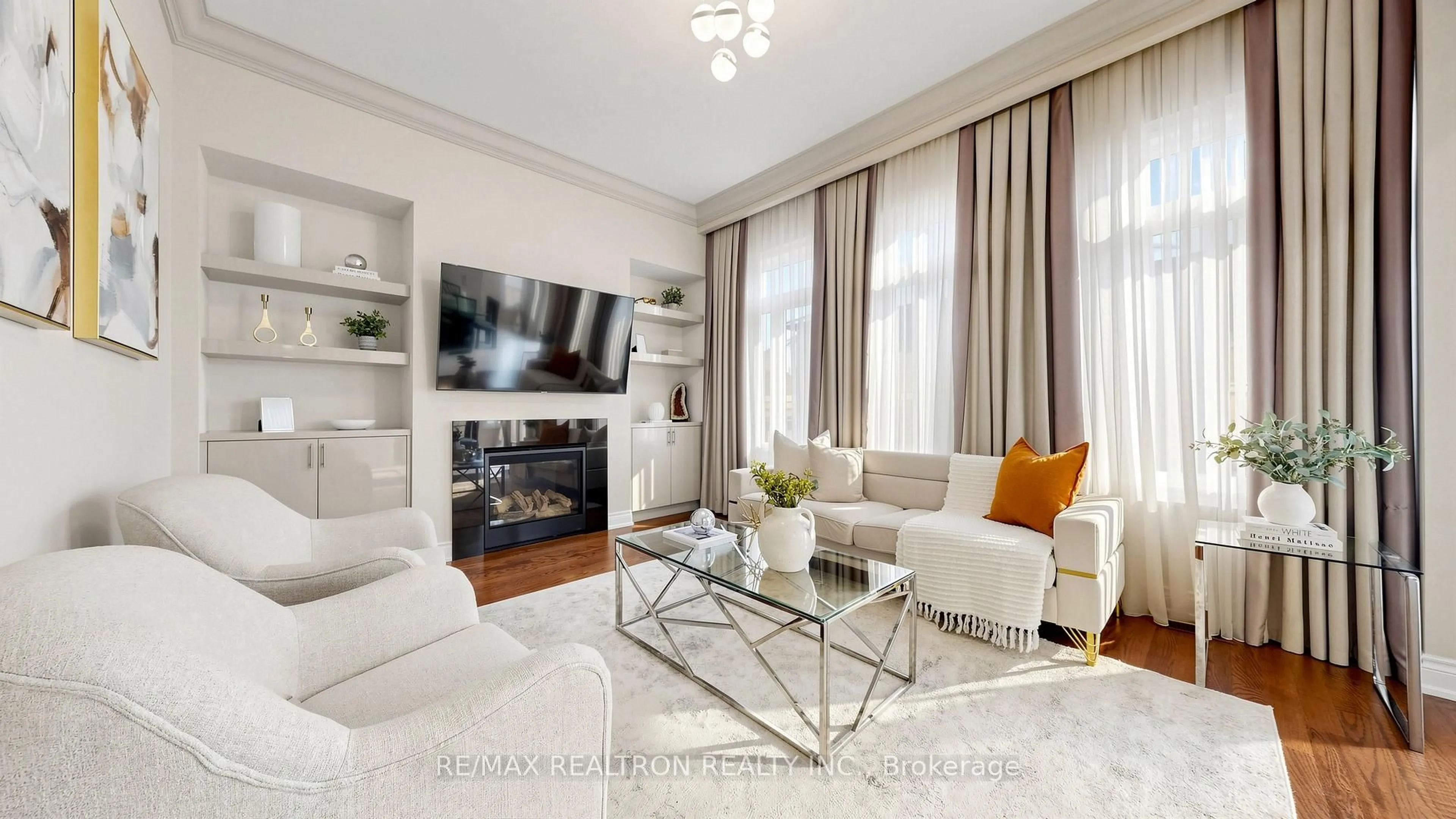 Living room with furniture, unknown for 66 Dog Wood Blvd, East Gwillimbury Ontario L9N 0T3
