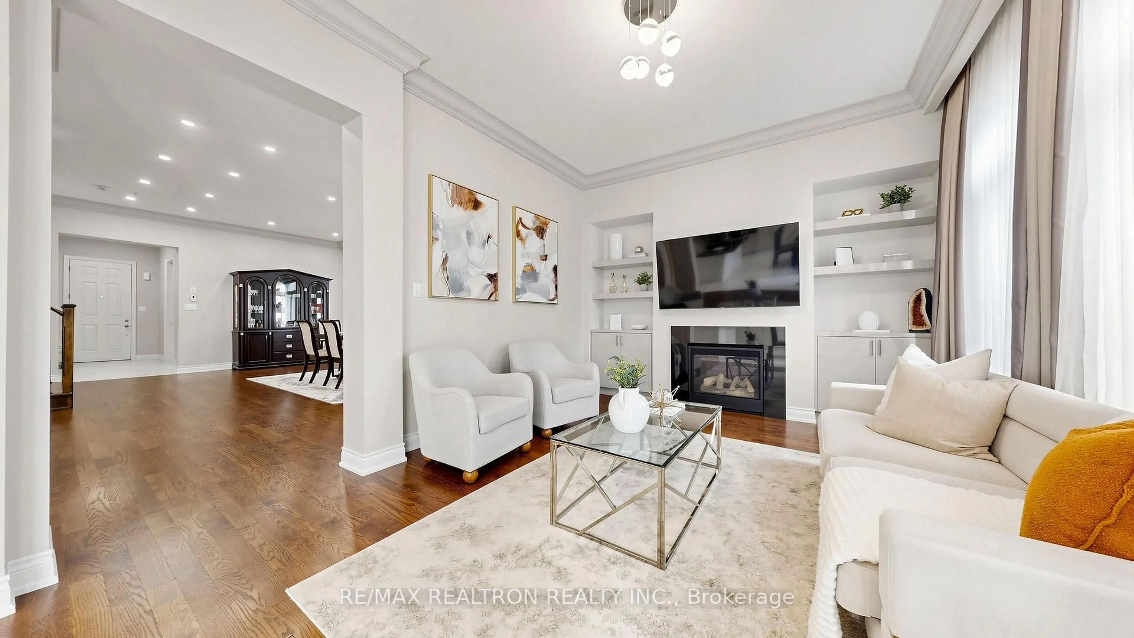 Living room with furniture, unknown for 66 Dog Wood Blvd, East Gwillimbury Ontario L9N 0T3