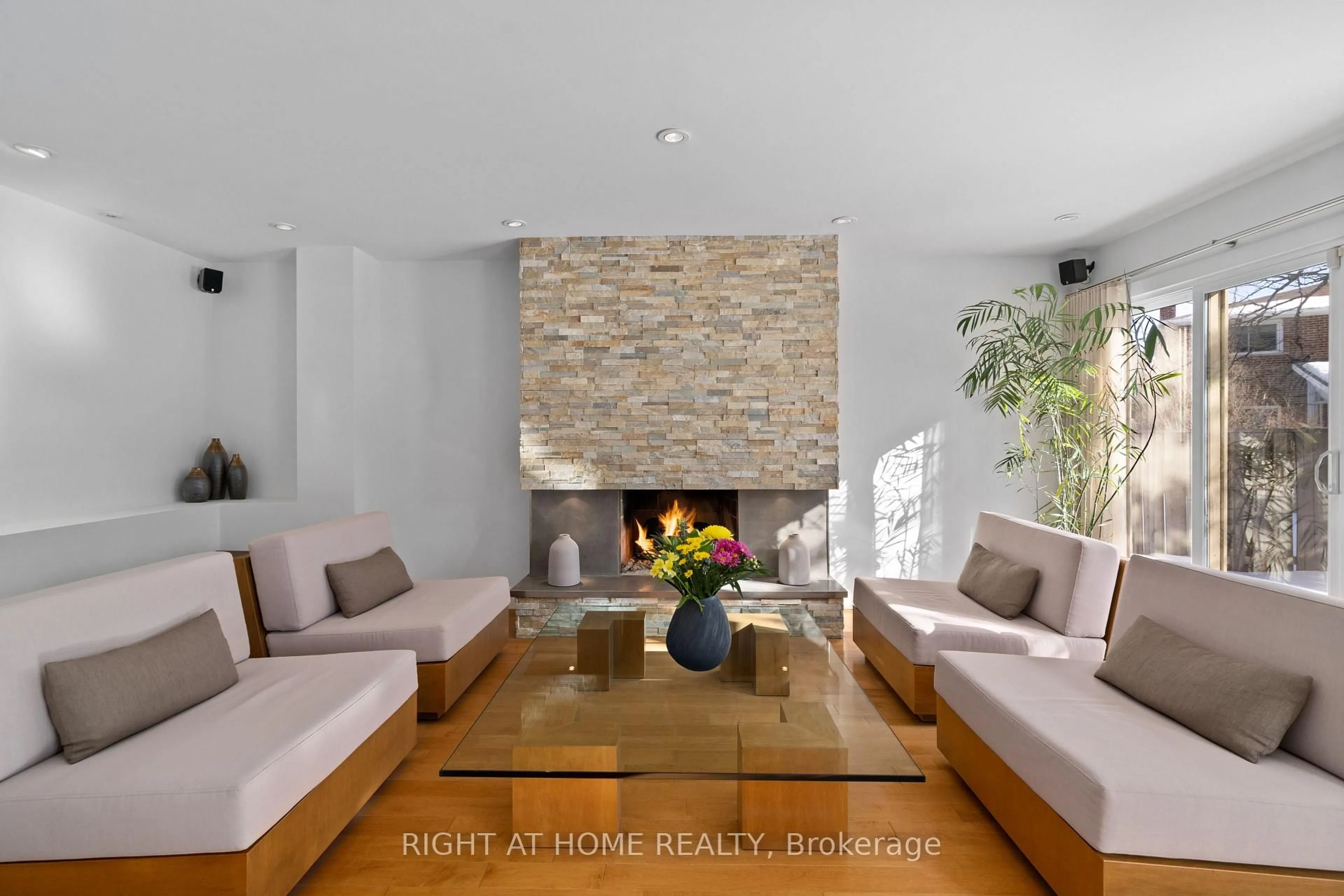 Living room with furniture, ceramic/tile floor for 54 London Rd, Newmarket Ontario L3Y 6A2