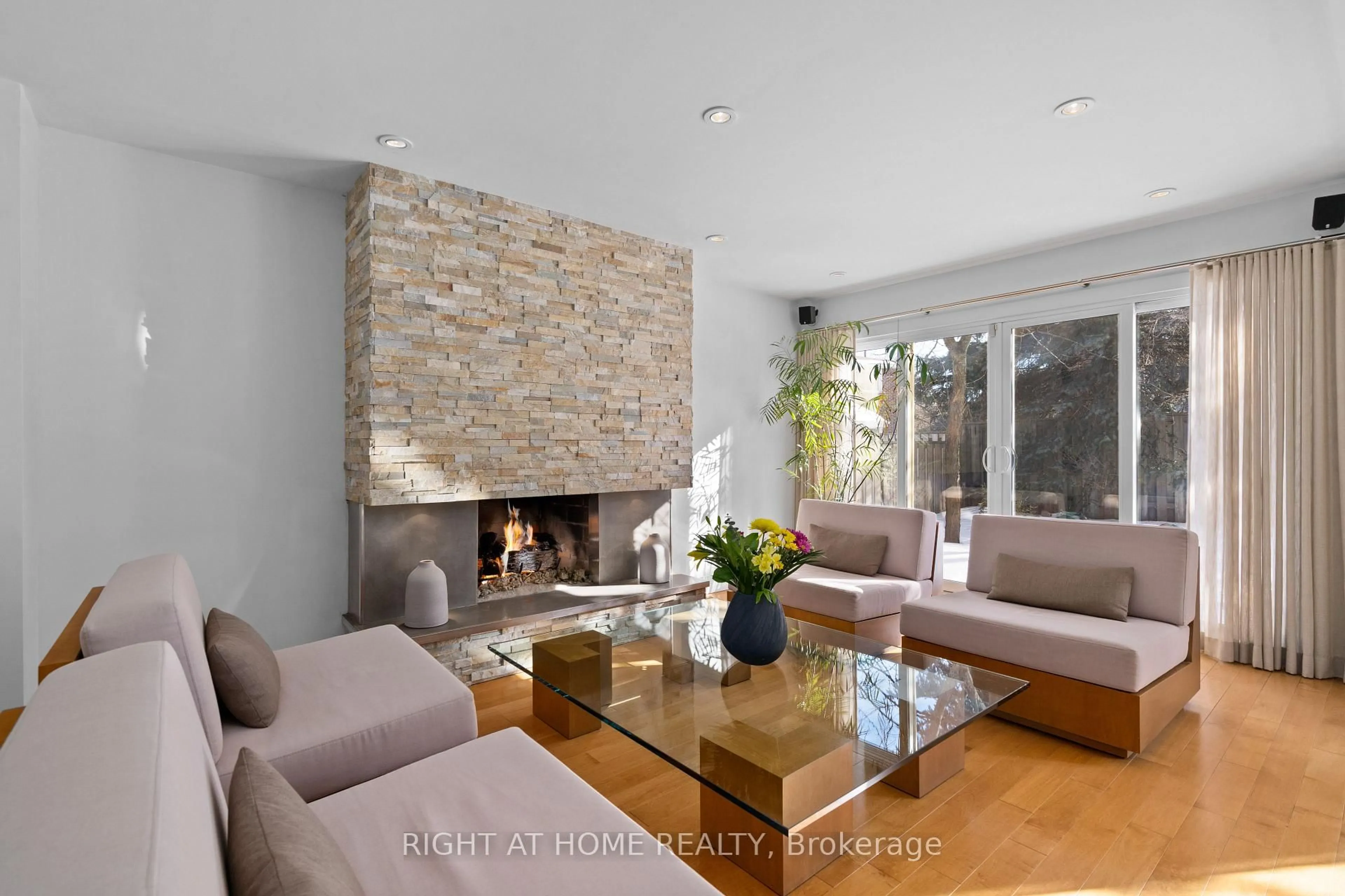 Living room with furniture, unknown for 54 London Rd, Newmarket Ontario L3Y 6A2