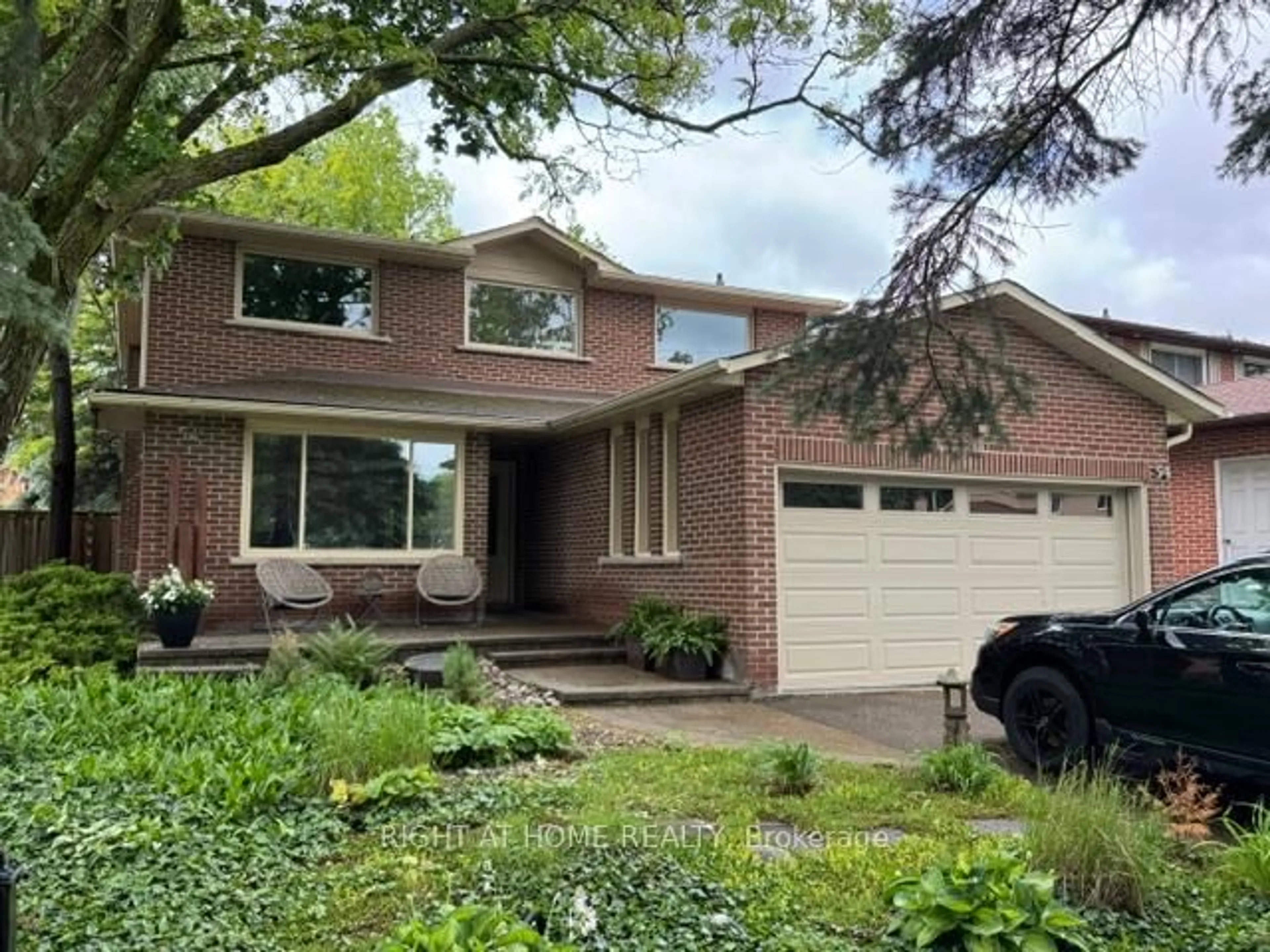 Home with brick exterior material, street for 54 London Rd, Newmarket Ontario L3Y 6A2