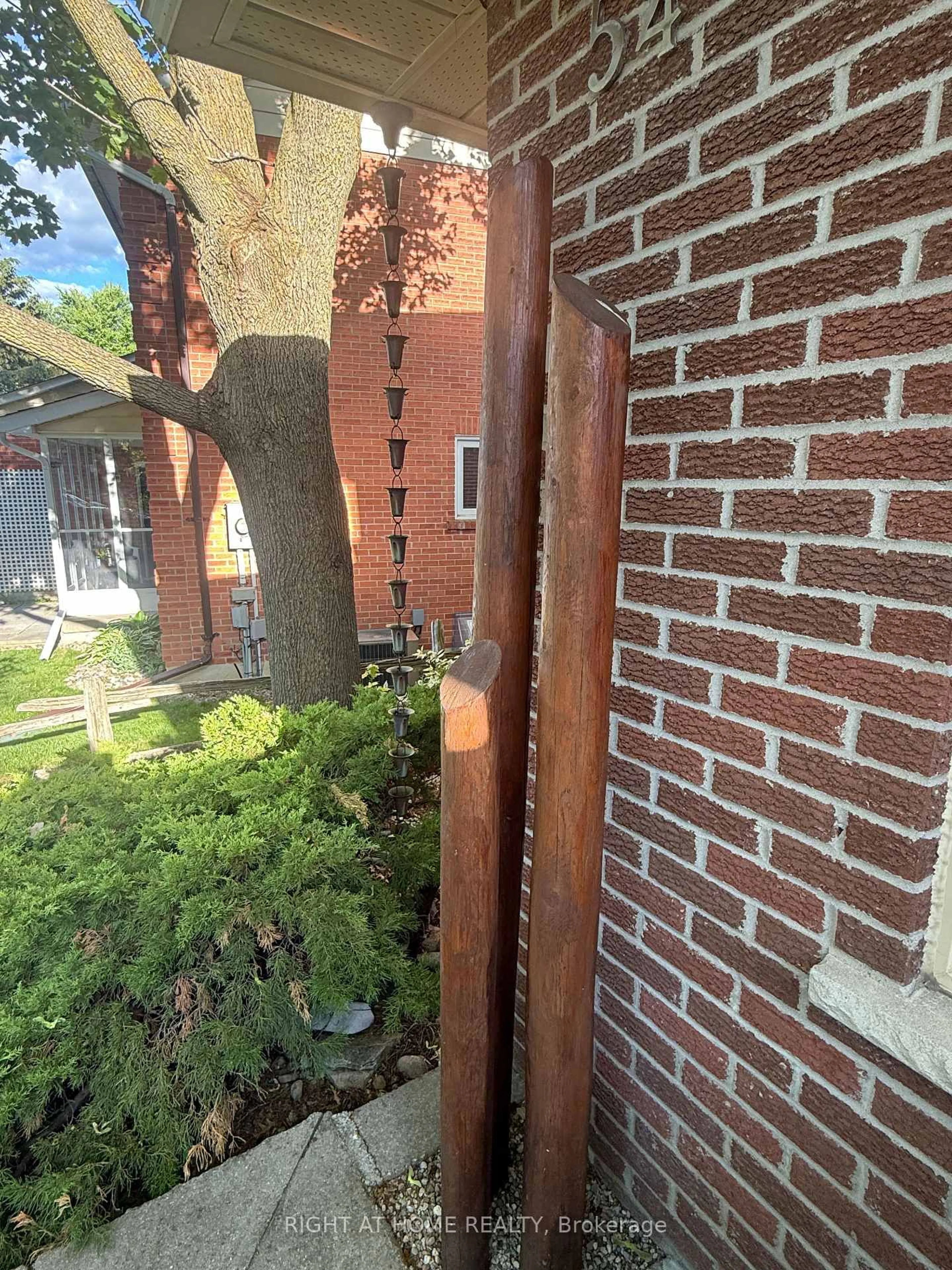 Home with brick exterior material, street for 54 London Rd, Newmarket Ontario L3Y 6A2