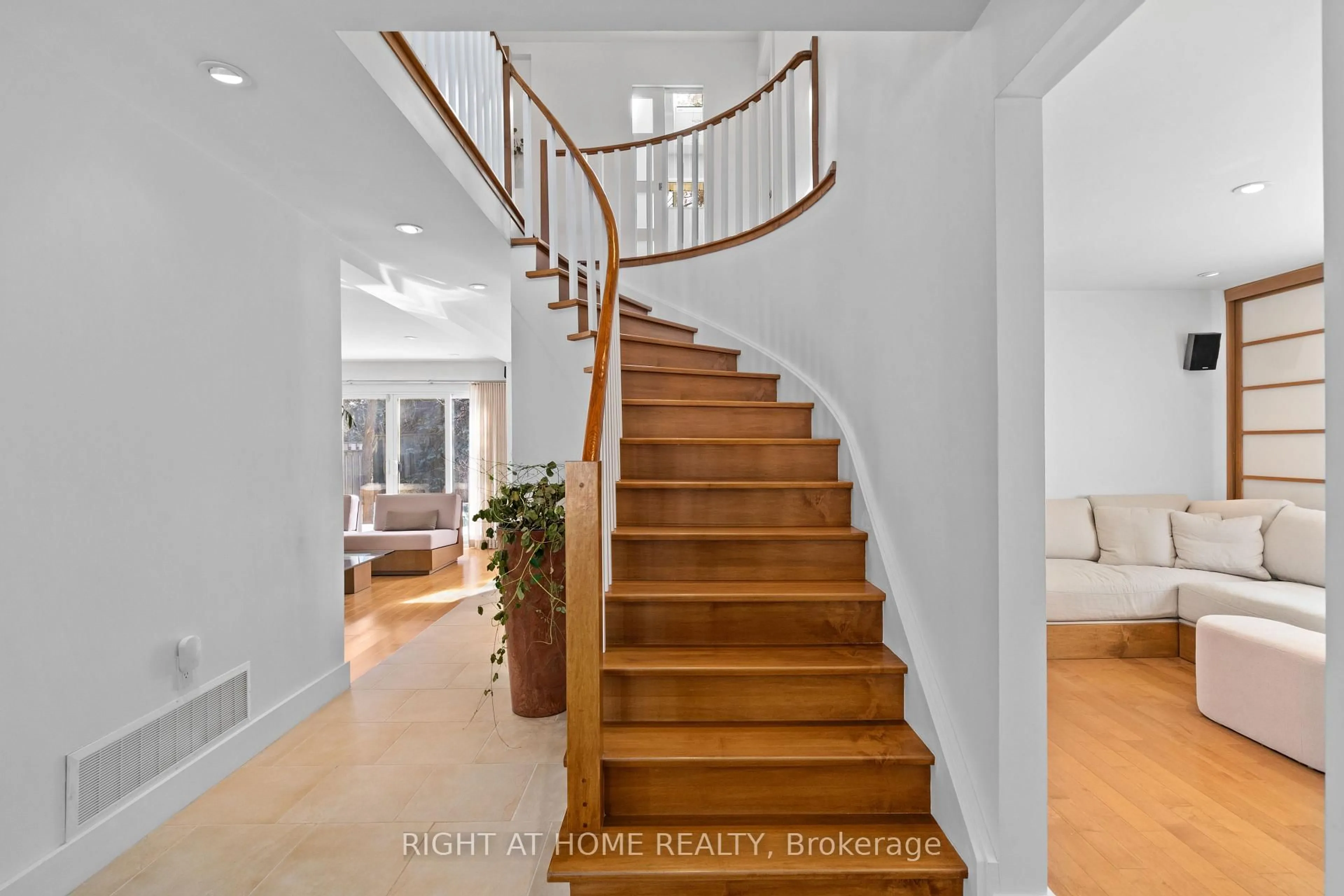 Stairs for 54 London Rd, Newmarket Ontario L3Y 6A2