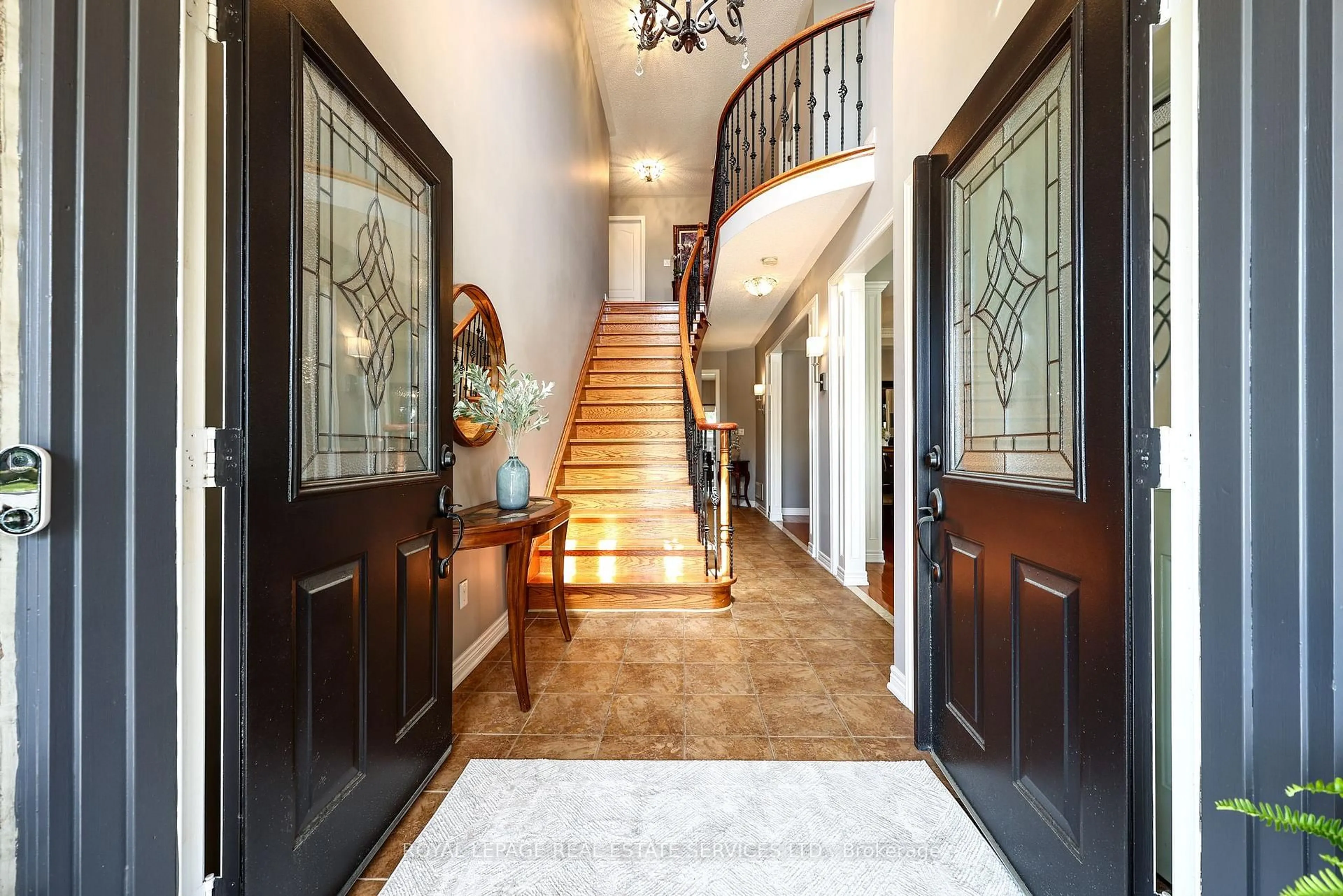 Indoor entryway for 140 Humber Forest Crt, Vaughan Ontario L4H 2V2