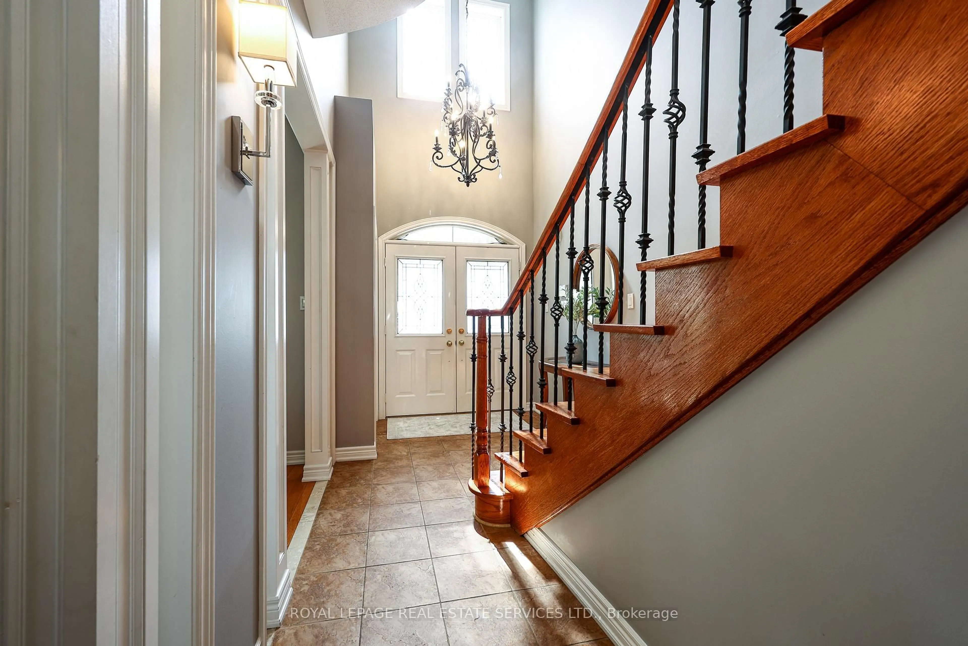 Indoor entryway for 140 Humber Forest Crt, Vaughan Ontario L4H 2V2