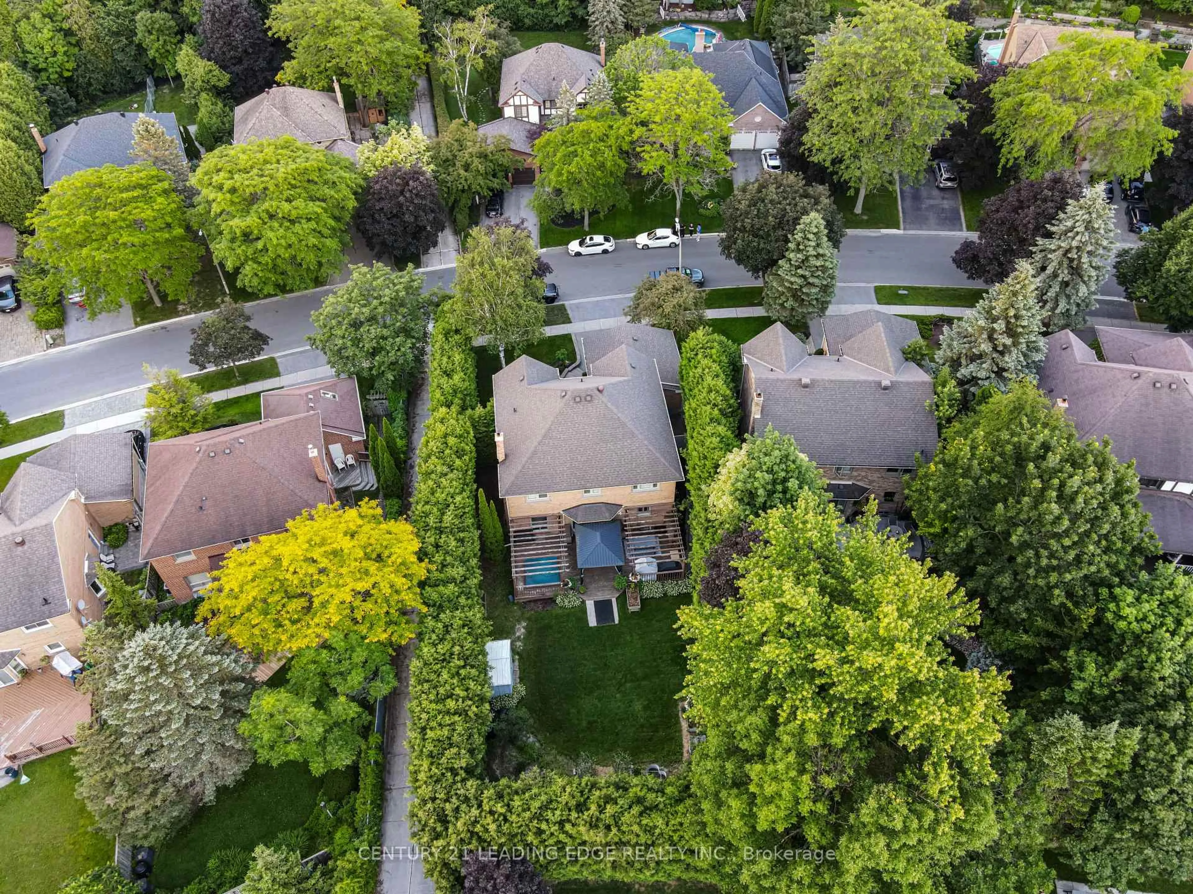 A pic from outside/outdoor area/front of a property/back of a property/a pic from drone, street for 53 McClenny Dr, Aurora Ontario L4G 5P5