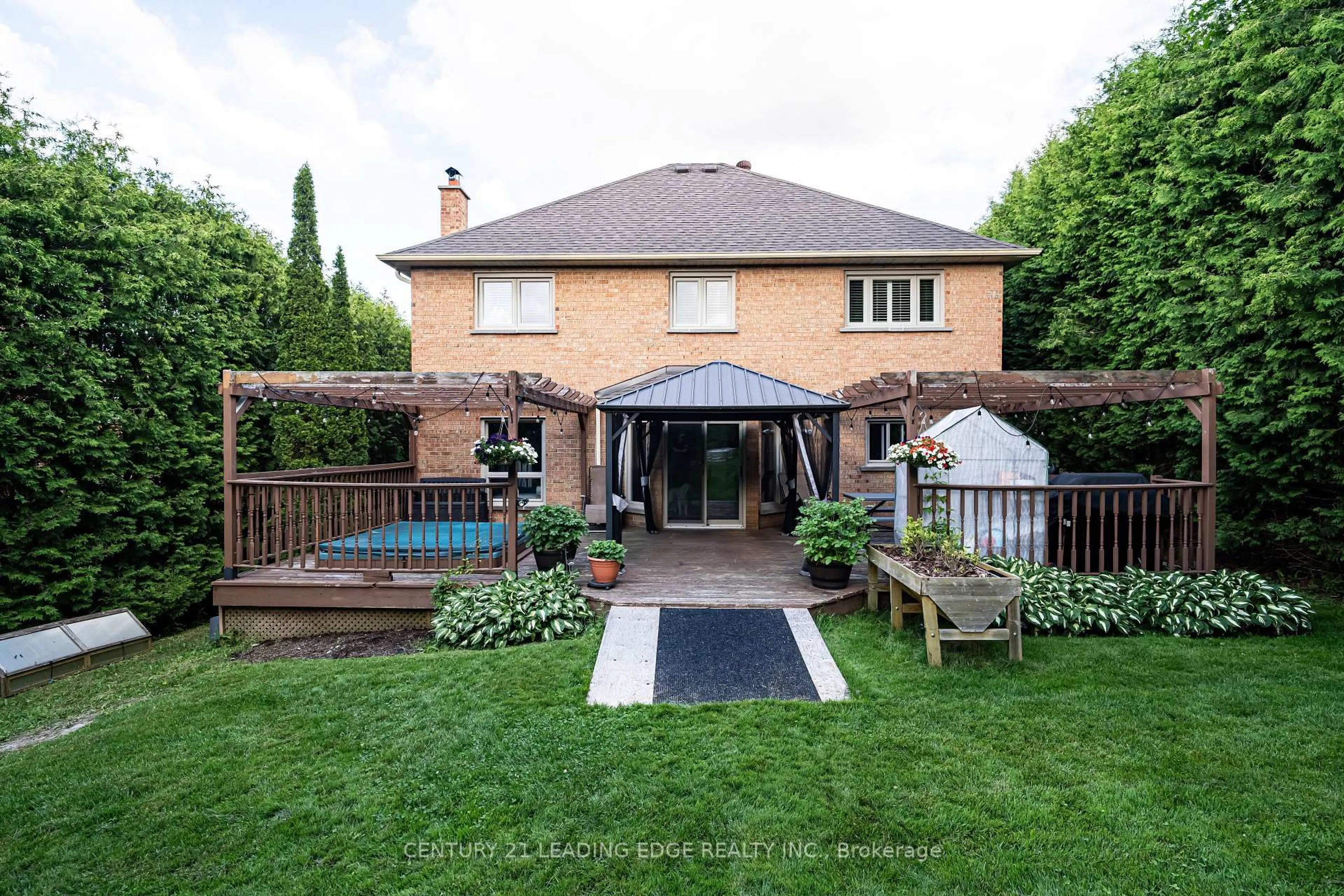 A pic from outside/outdoor area/front of a property/back of a property/a pic from drone, street for 53 McClenny Dr, Aurora Ontario L4G 5P5