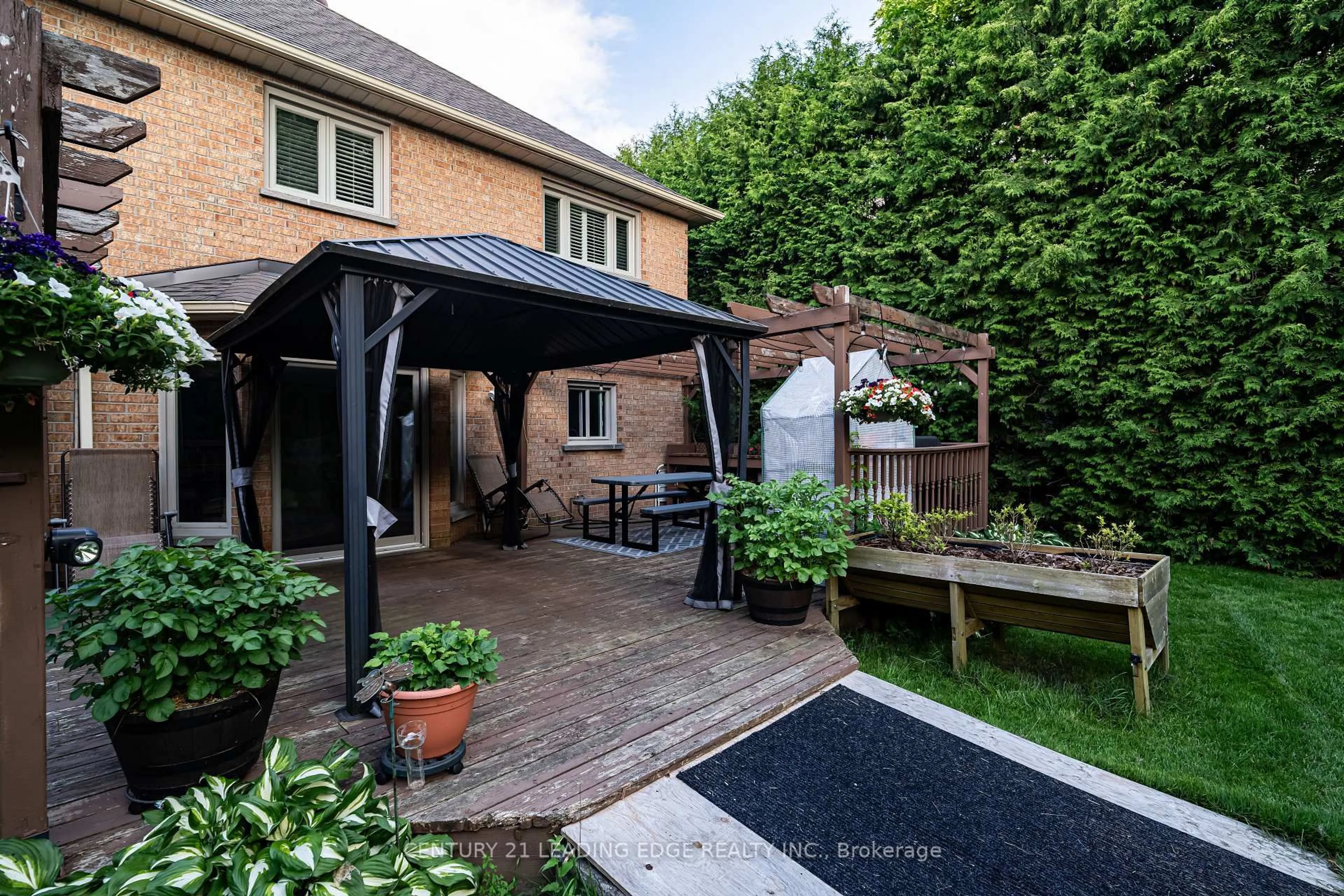 Patio, street for 53 McClenny Dr, Aurora Ontario L4G 5P5
