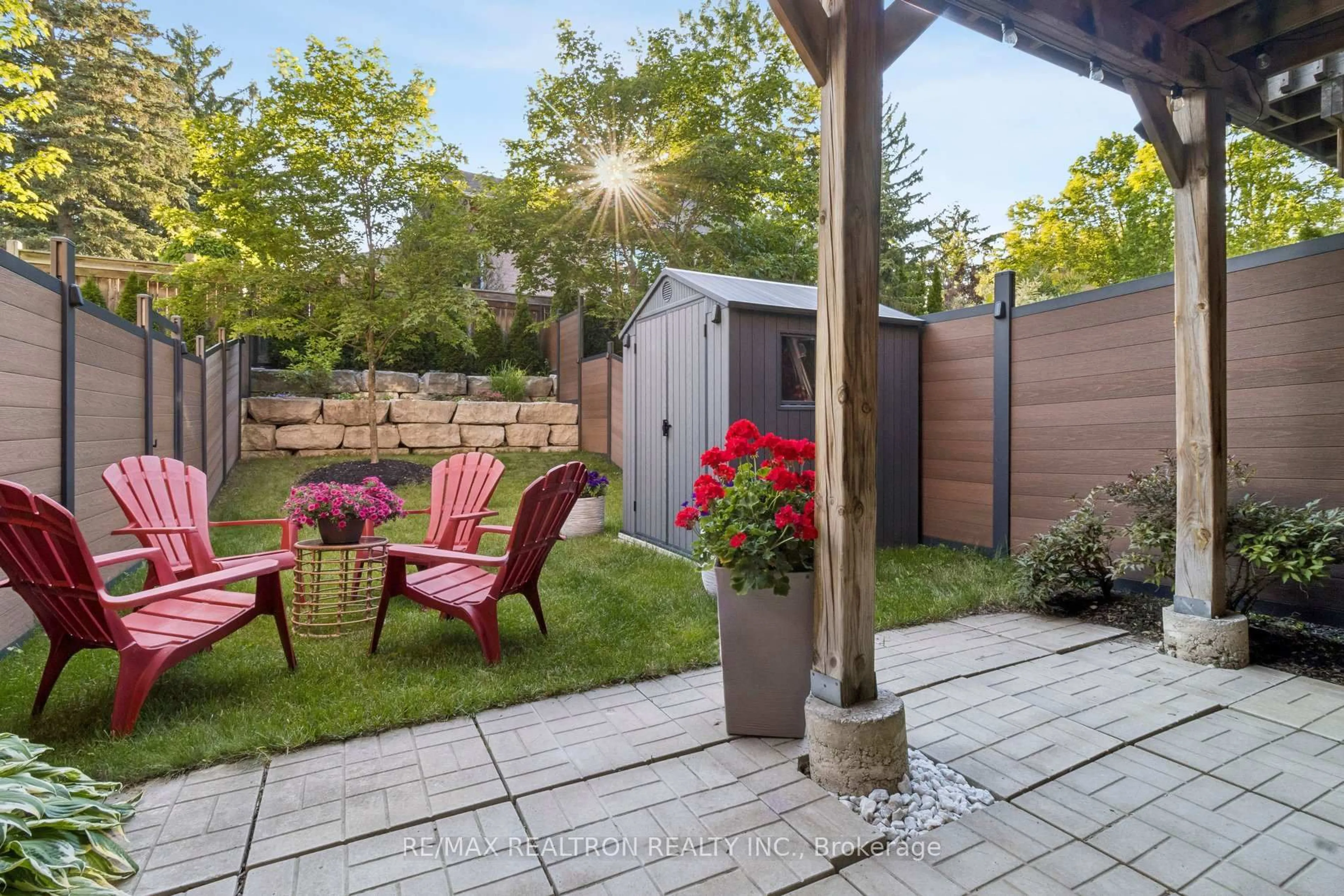 Patio, street for 216 Appleton Crt, Newmarket Ontario L3Y 0B8