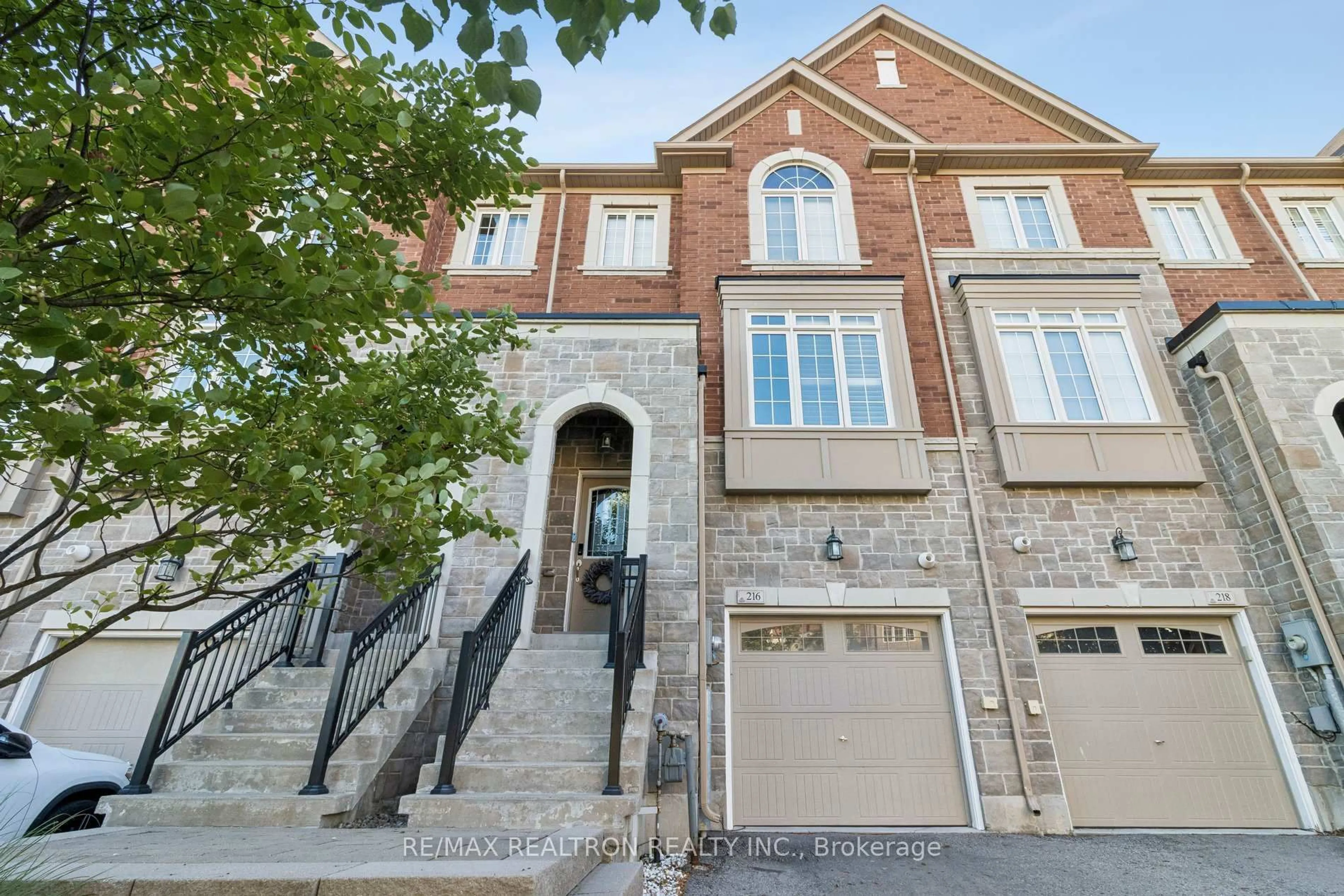 Home with brick exterior material, street for 216 Appleton Crt, Newmarket Ontario L3Y 0B8