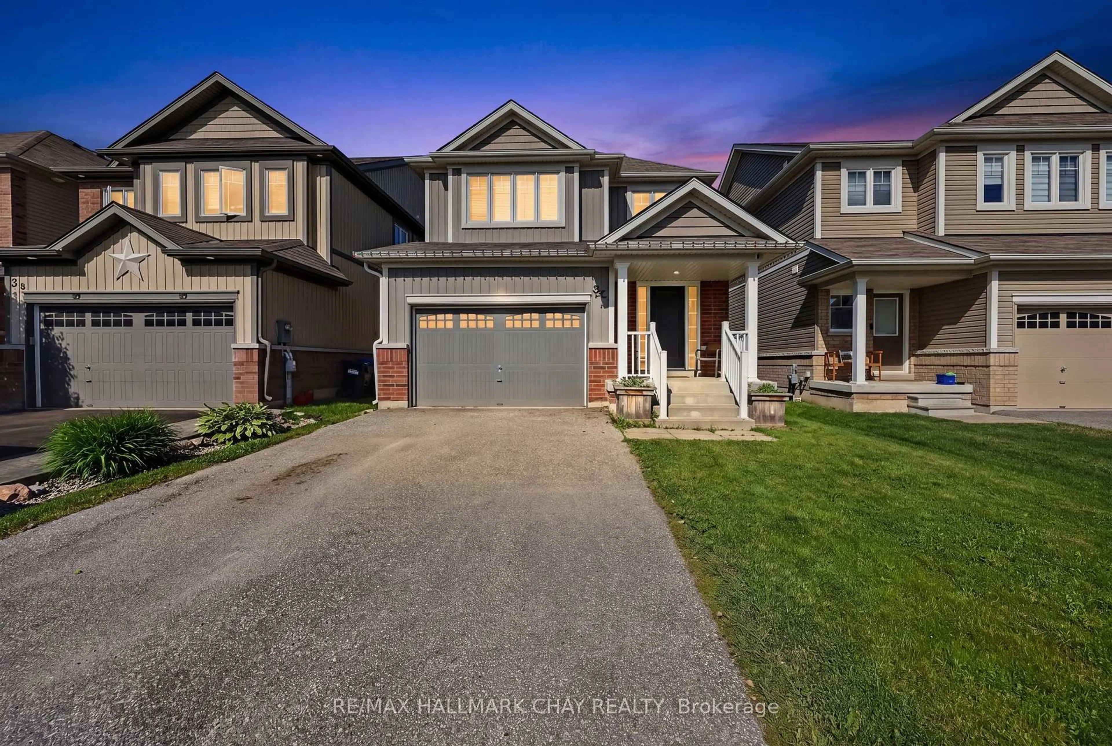 Home with vinyl exterior material, street for 32 Jones St, New Tecumseth Ontario L9R 0R5
