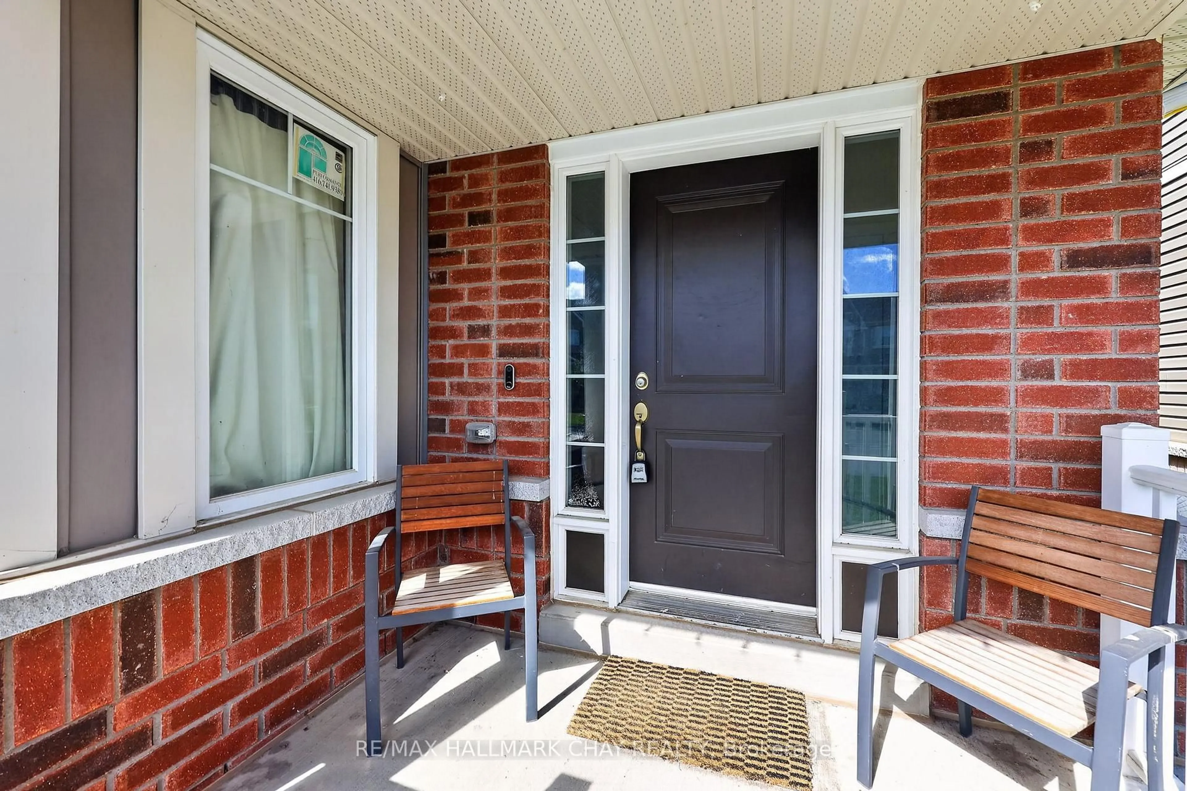 Indoor entryway for 32 Jones St, New Tecumseth Ontario L9R 0R5
