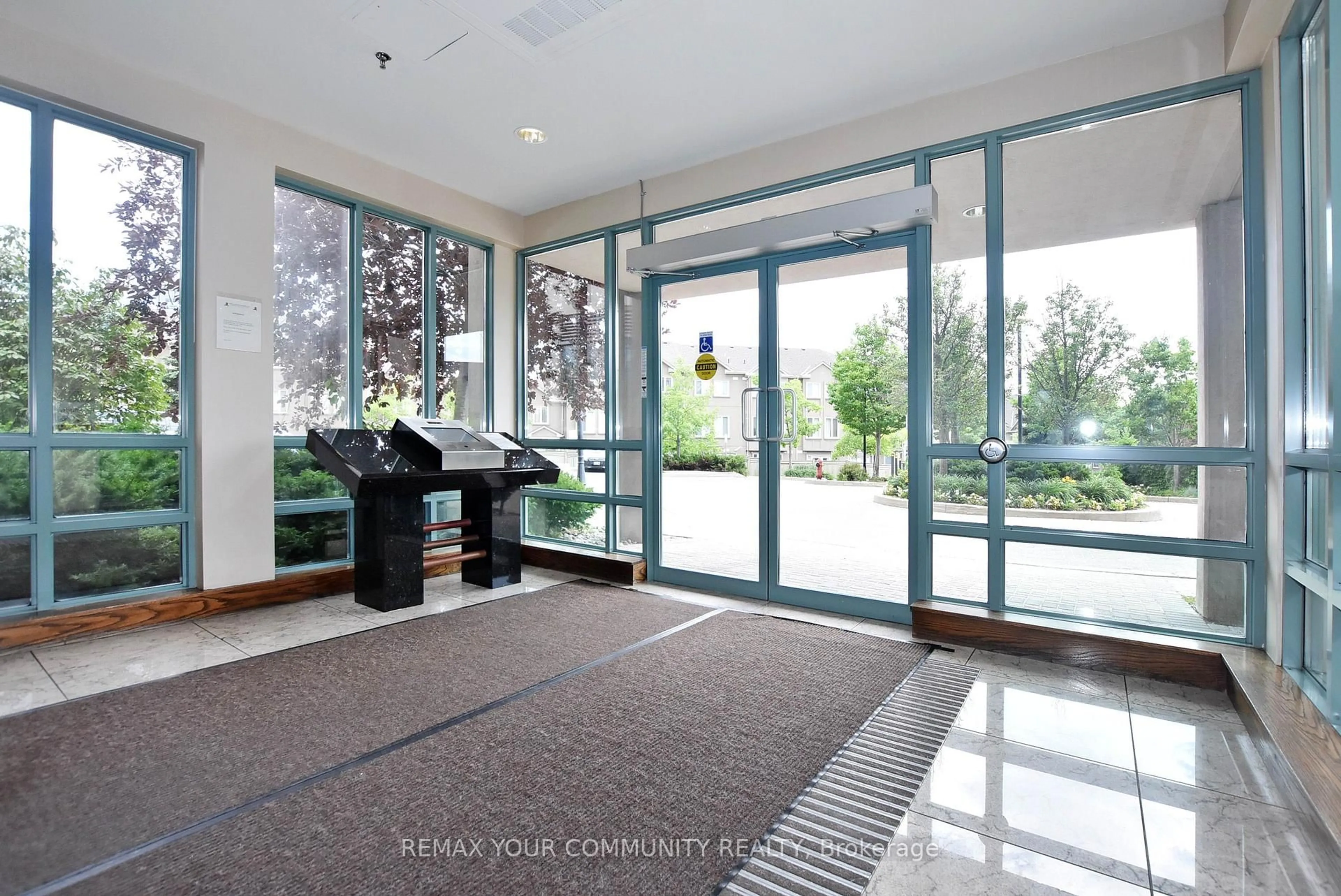 Indoor foyer for 51 Baffin Crt #PH20, Richmond Hill Ontario L4B 4P6