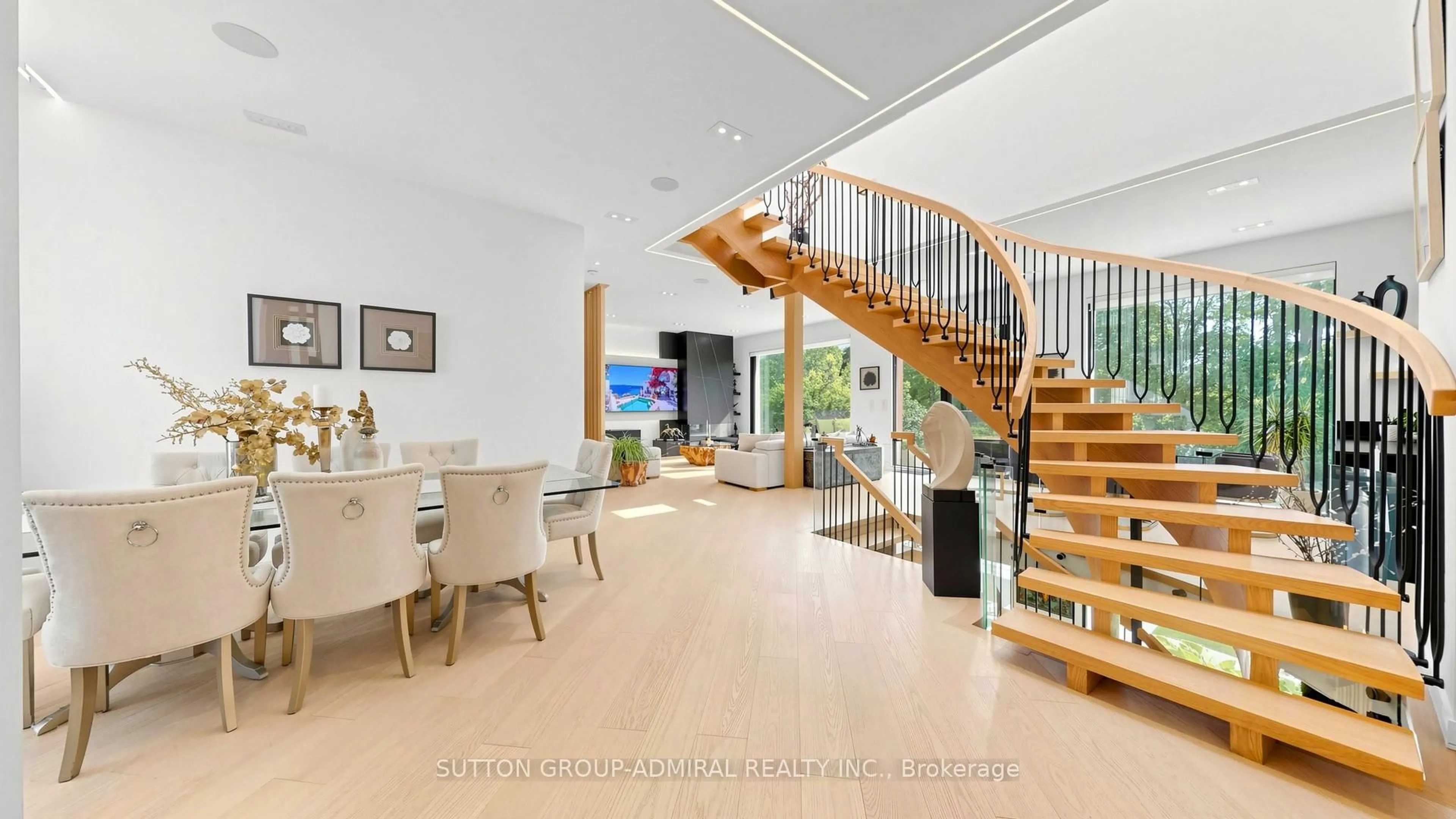Indoor foyer for 33 Thorny Brae Dr, Markham Ontario L3T 3G5