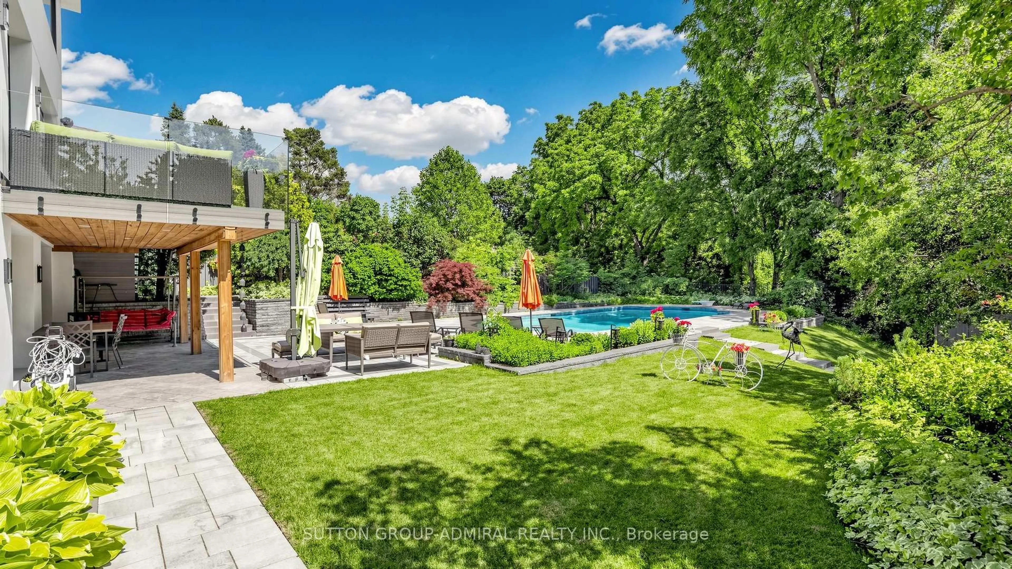 Patio, street for 33 Thorny Brae Dr, Markham Ontario L3T 3G5