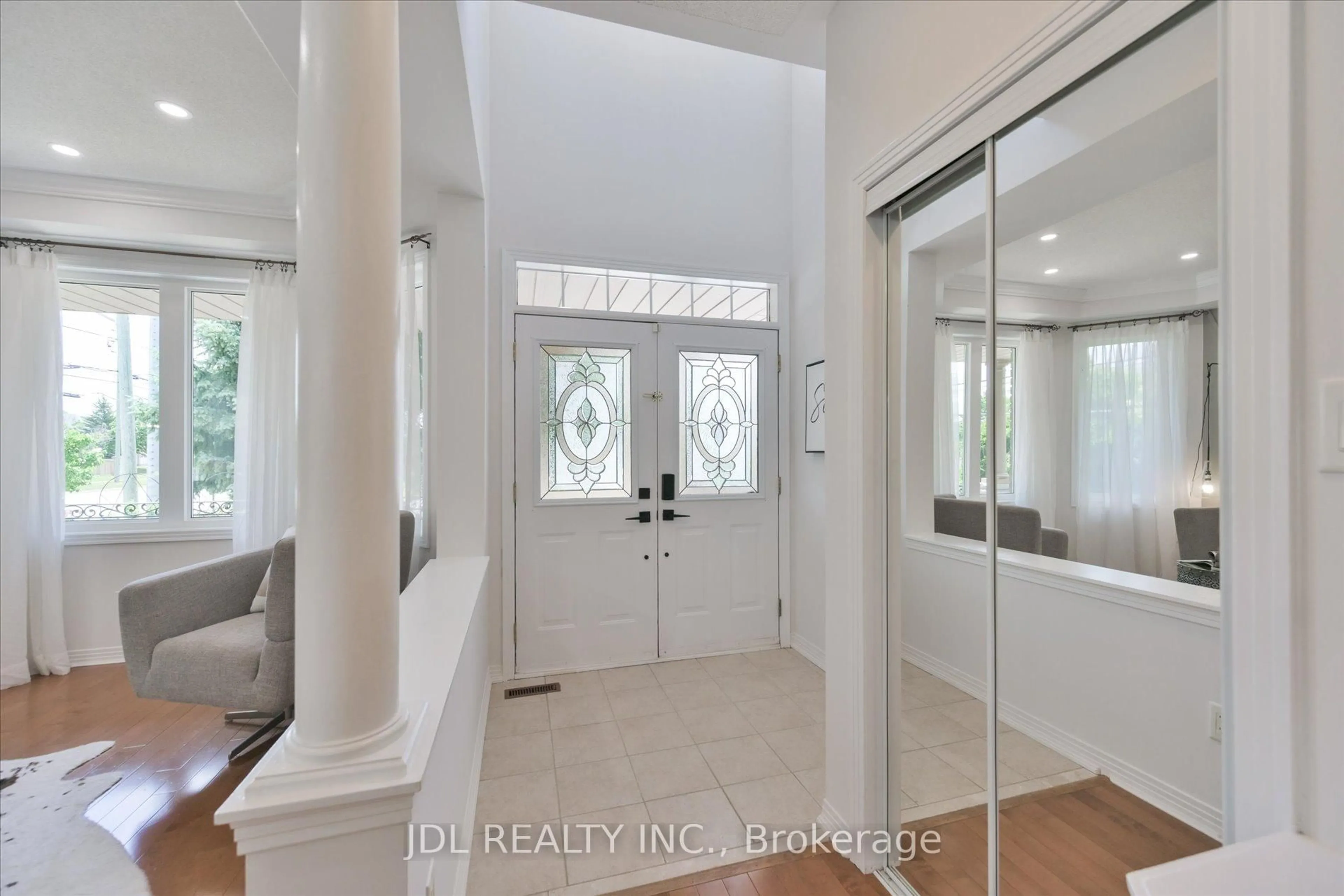 Indoor entryway for 35 Stoneheath Cres, Markham Ontario L6C 2K9