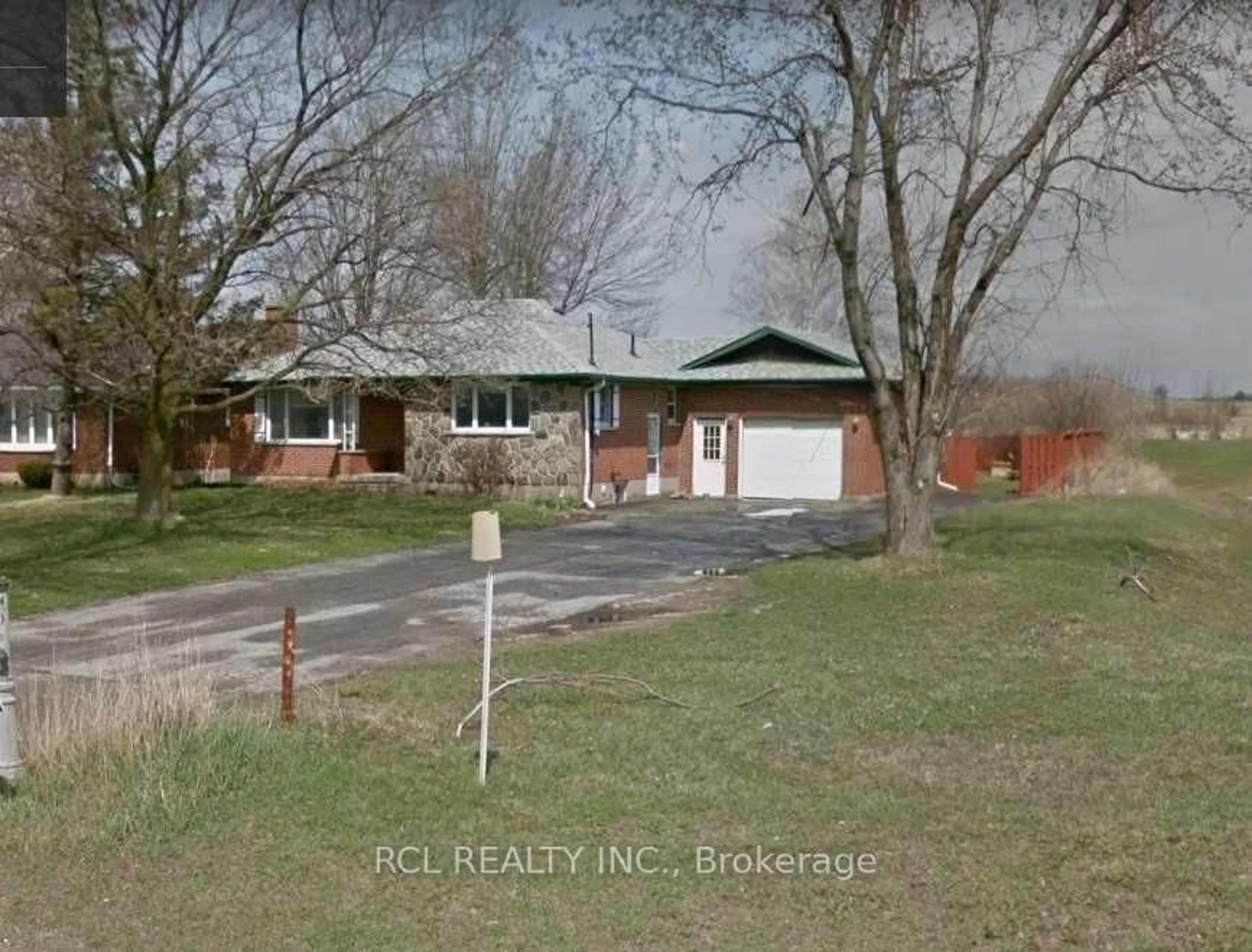 A pic from outside/outdoor area/front of a property/back of a property/a pic from drone, street for 23471 Woodbine Ave, Georgina Ontario L4P 3E9