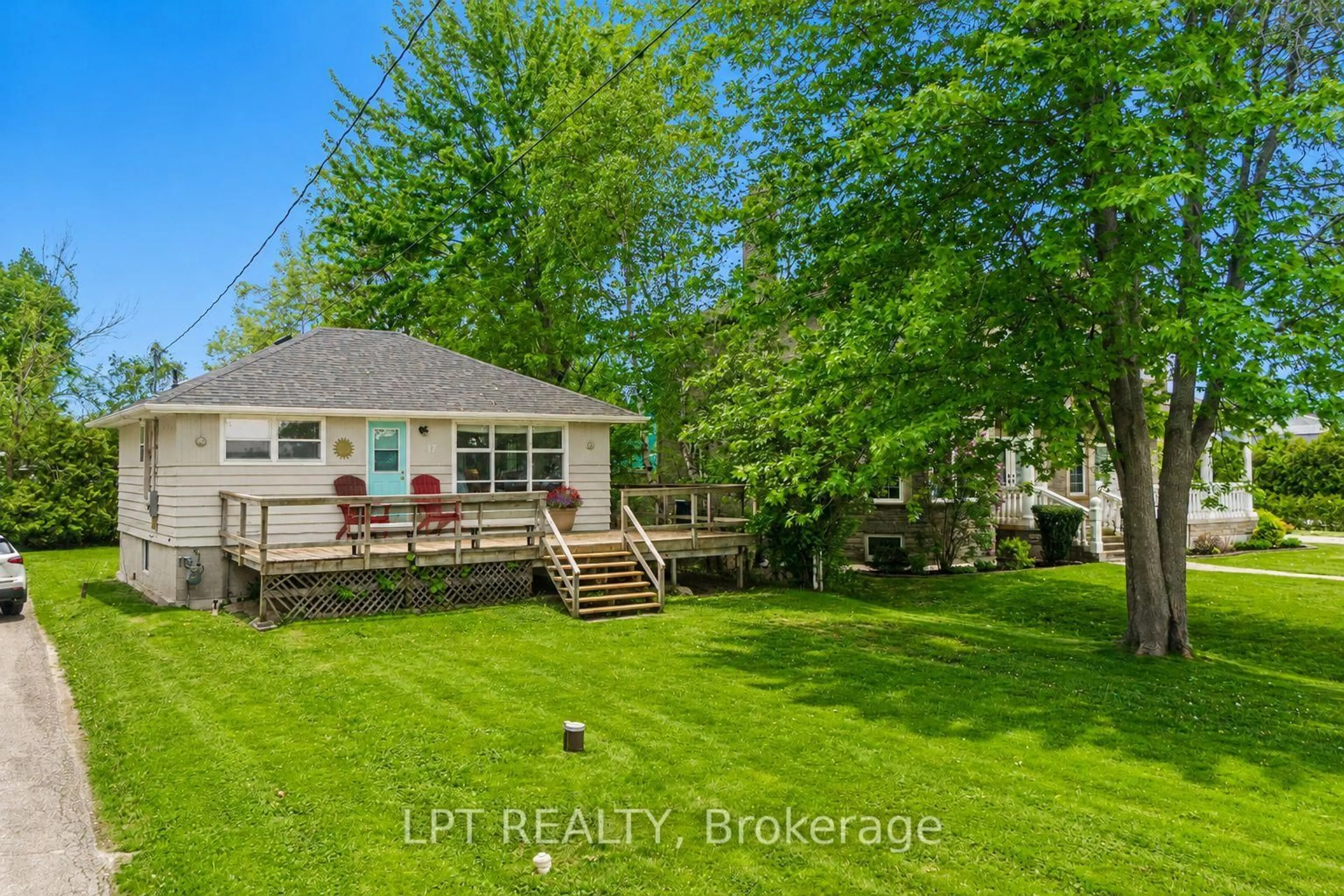 A pic from outside/outdoor area/front of a property/back of a property/a pic from drone, street for 17 Lake Dr, Georgina Ontario L4P 3E9