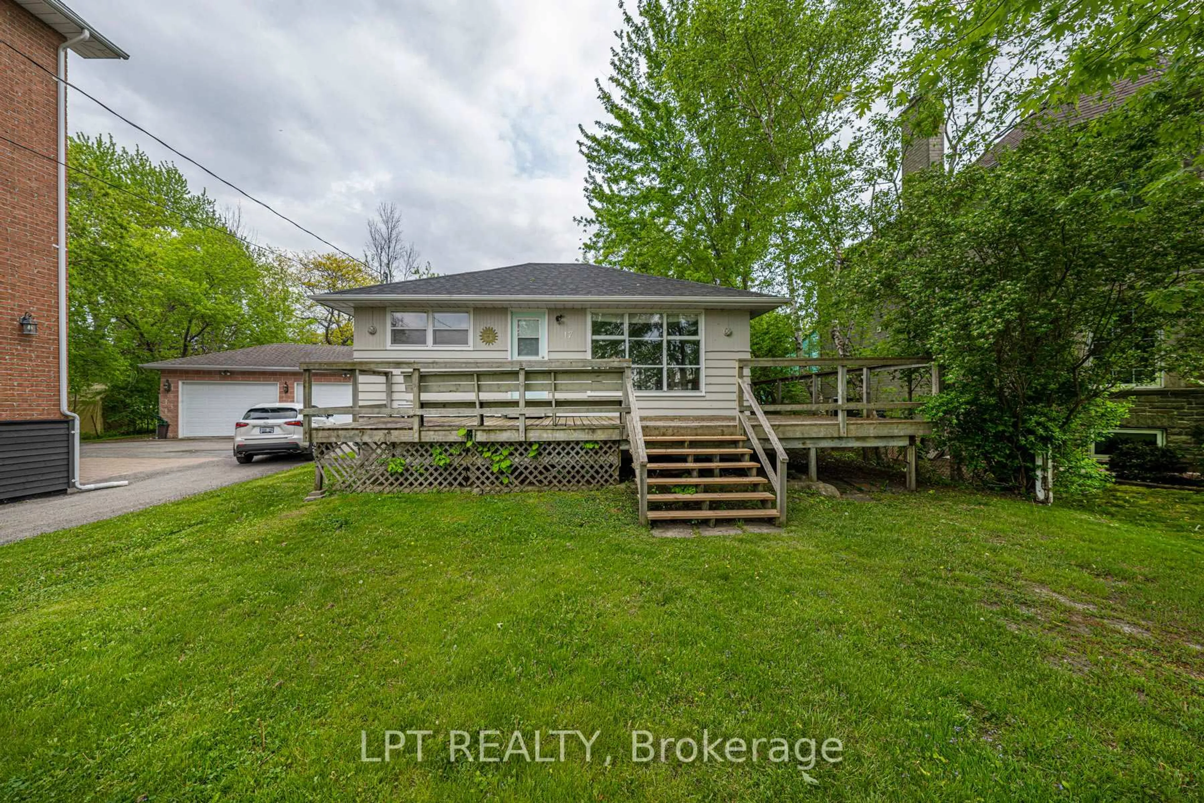 A pic from outside/outdoor area/front of a property/back of a property/a pic from drone, street for 17 Lake Dr, Georgina Ontario L4P 3E9