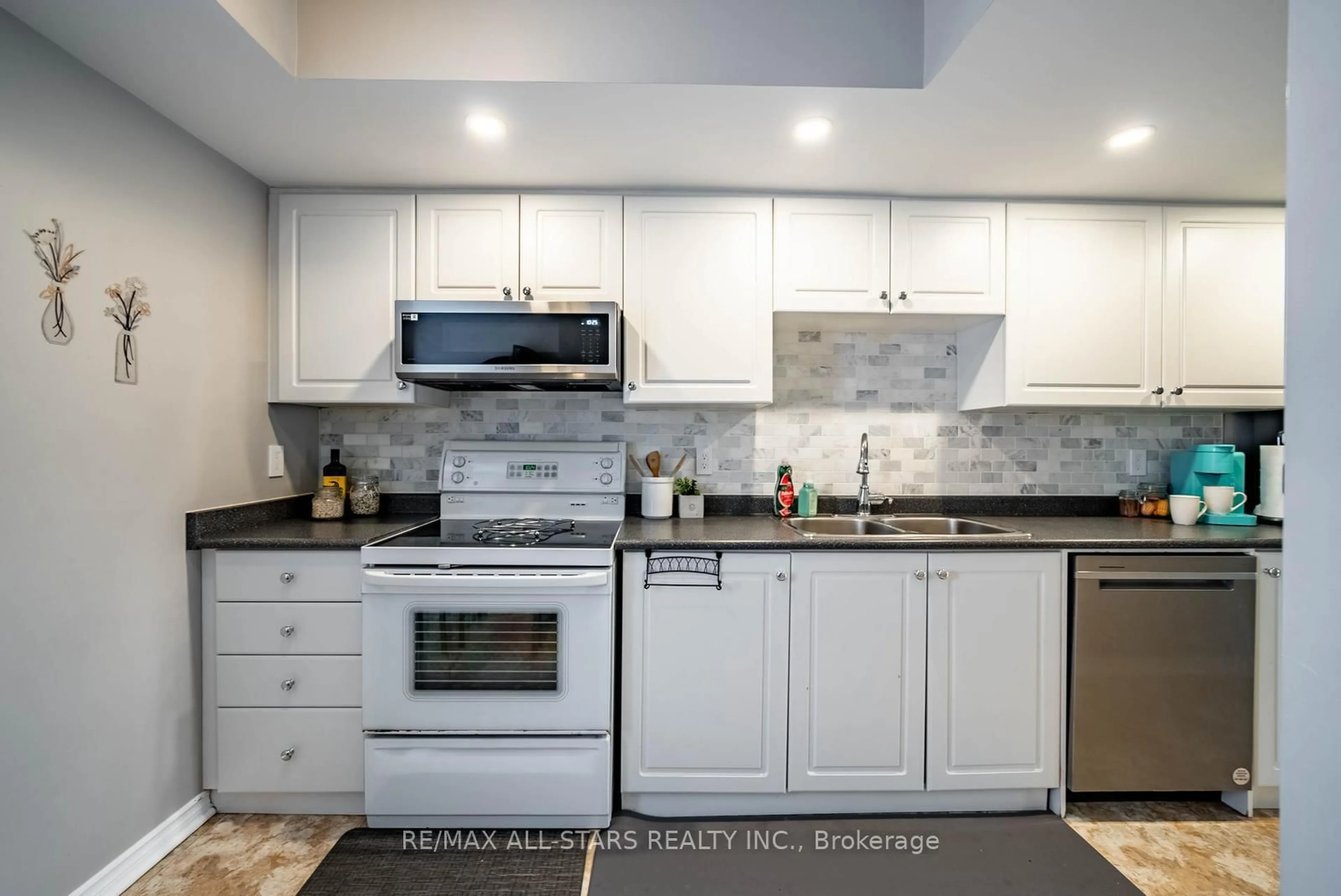Standard kitchen, ceramic/tile floor for 12455 Ninth Line #202, Whitchurch-Stouffville Ontario L4A 1J3