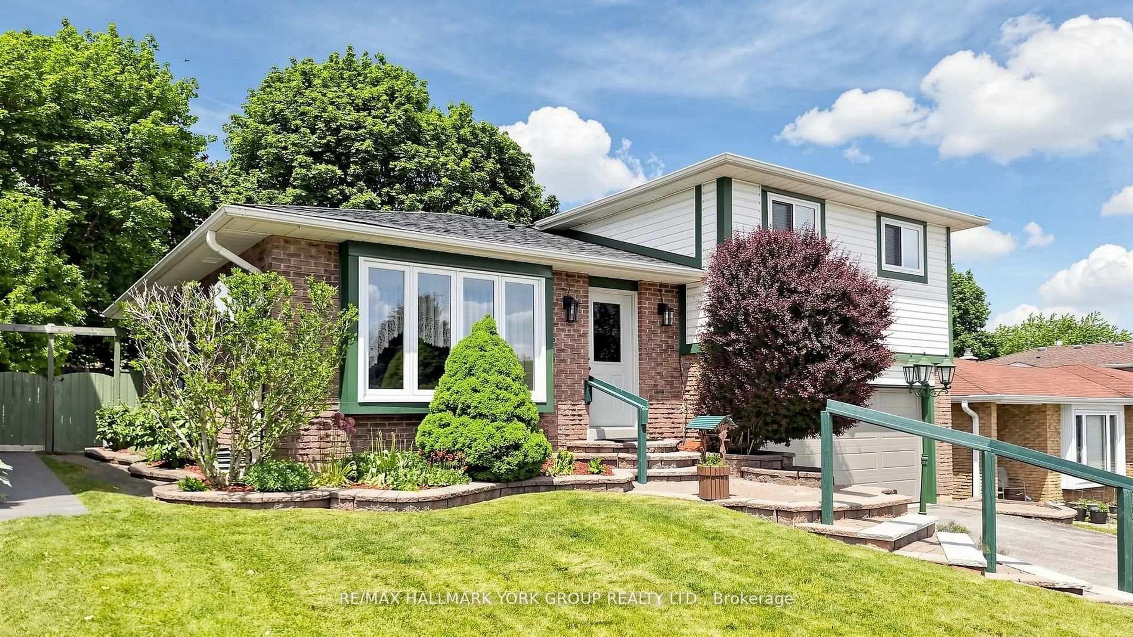 Home with brick exterior material, street for 65 Porter St, Bradford West Gwillimbury Ontario L3Z 1E9