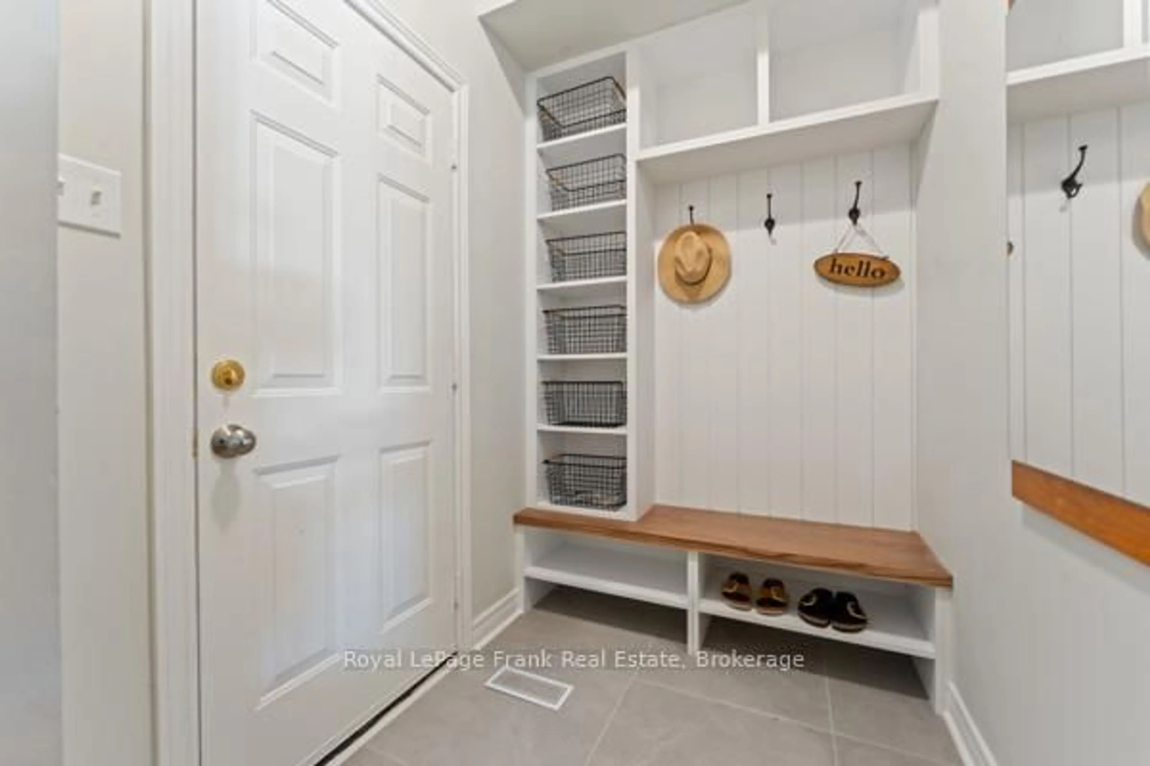 Indoor entryway for 143 Manley Ave, Whitchurch-Stouffville Ontario L4A 0C5