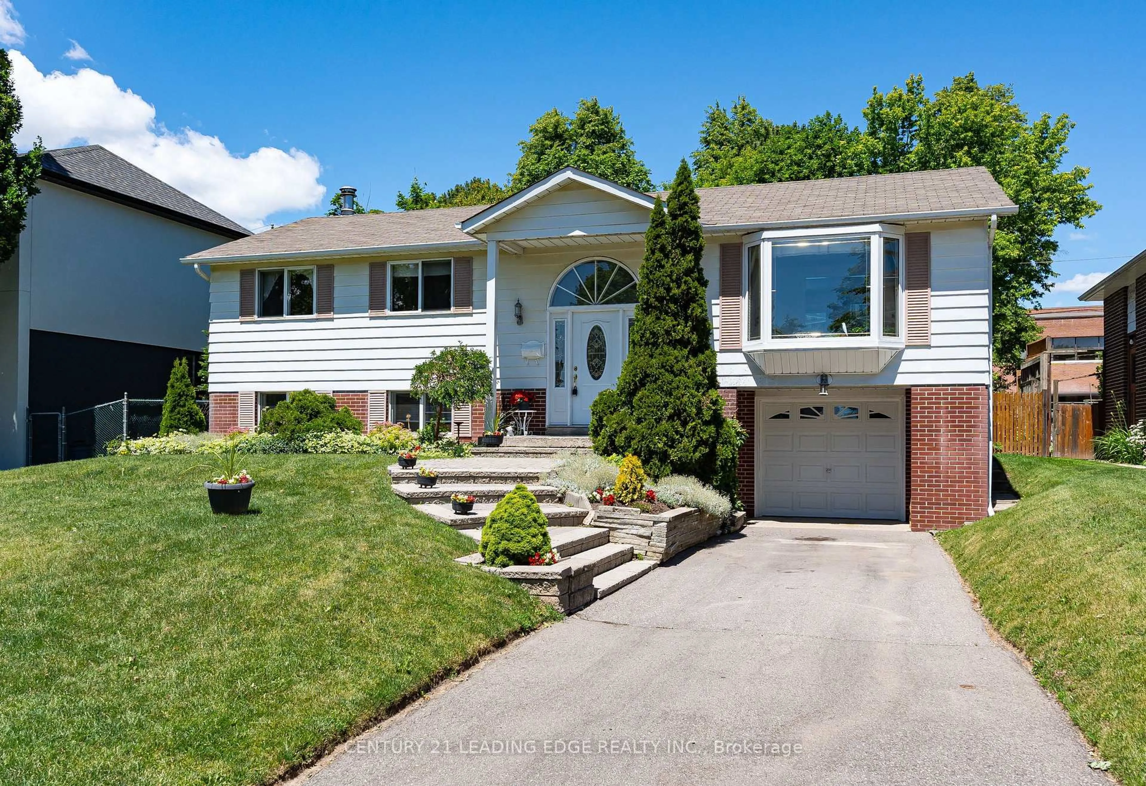 Home with vinyl exterior material, street for 94 Southdale Dr, Markham Ontario L3P 1K2