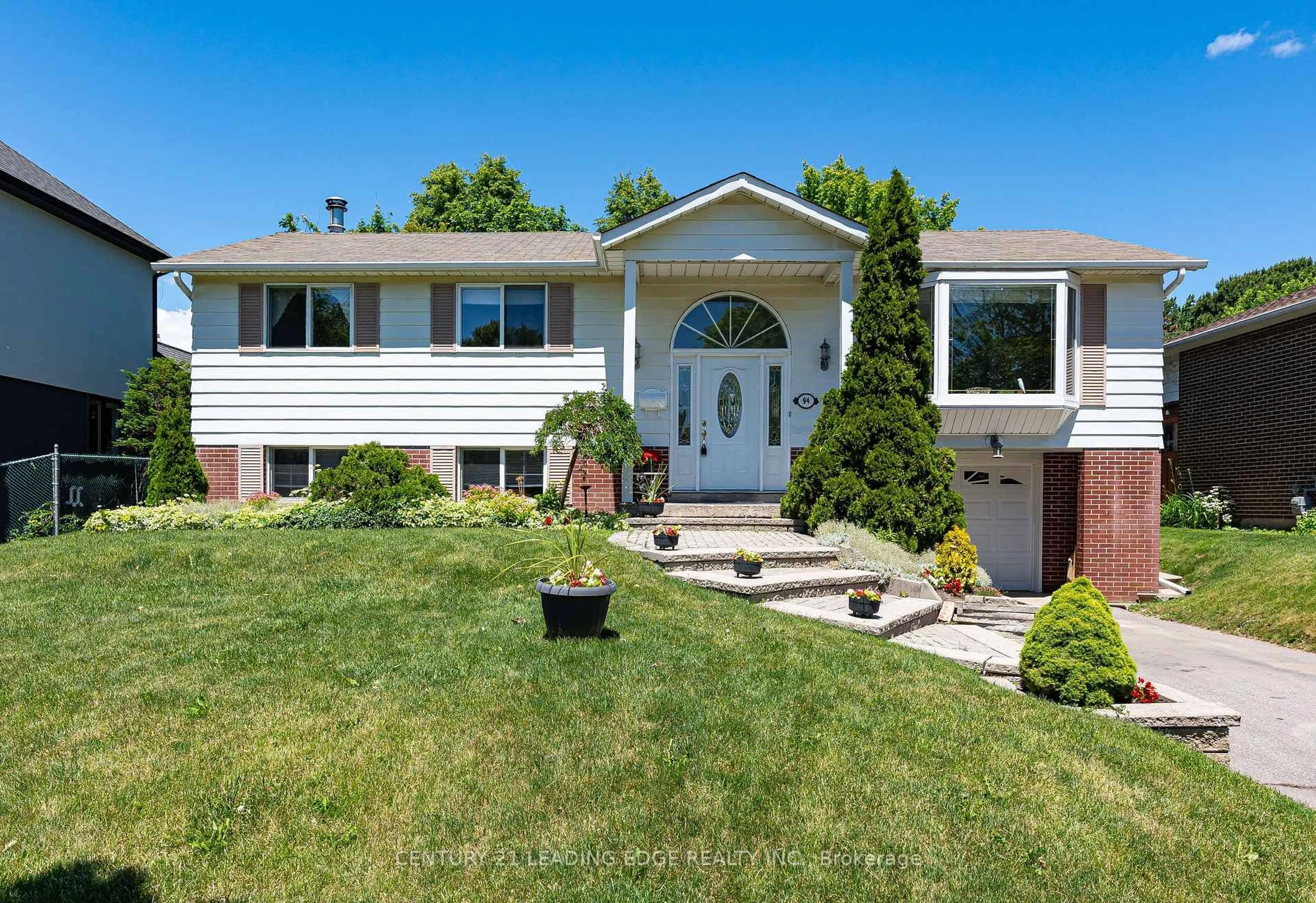 Home with vinyl exterior material, street for 94 Southdale Dr, Markham Ontario L3P 1K2