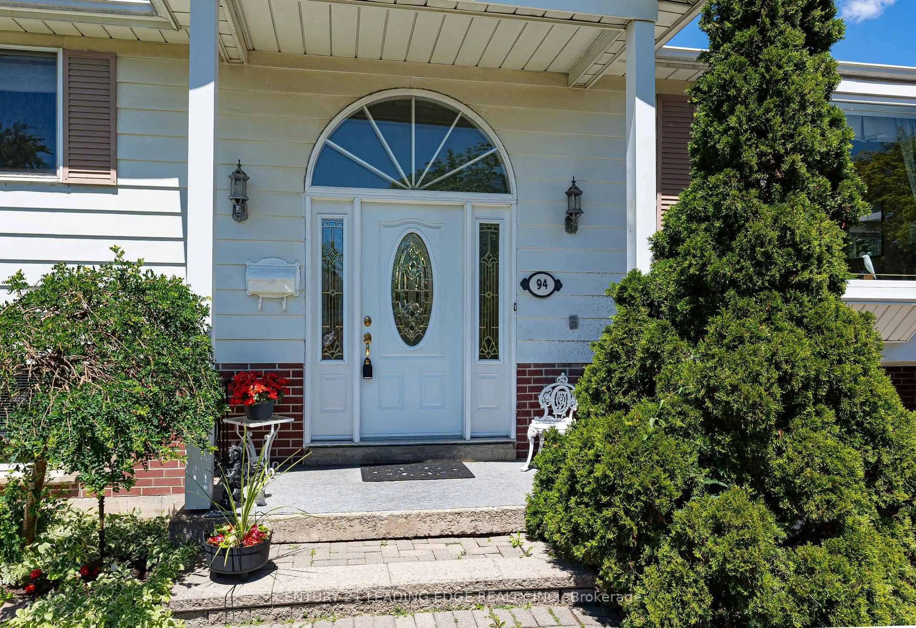 Indoor entryway for 94 Southdale Dr, Markham Ontario L3P 1K2