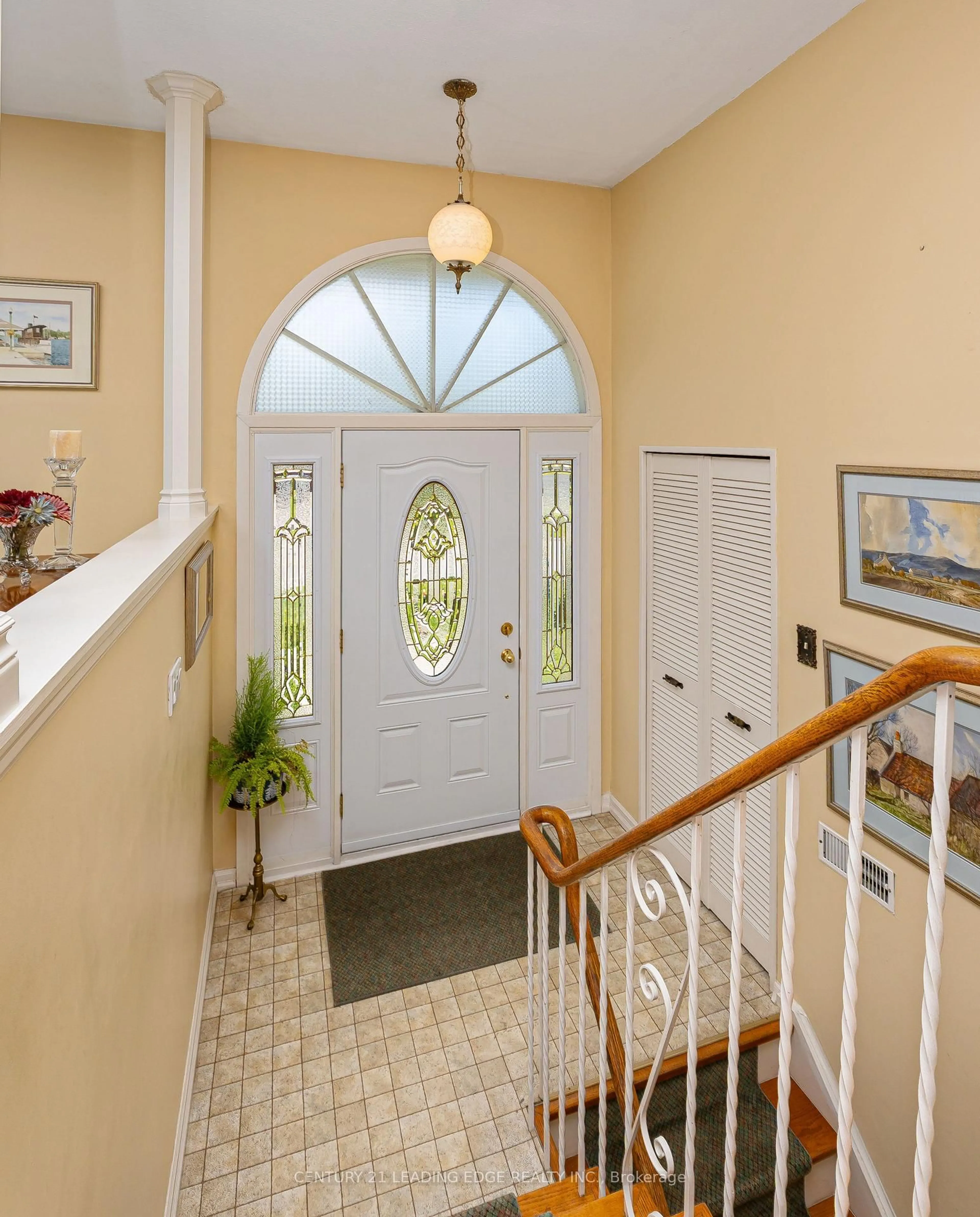 Indoor foyer for 94 Southdale Dr, Markham Ontario L3P 1K2