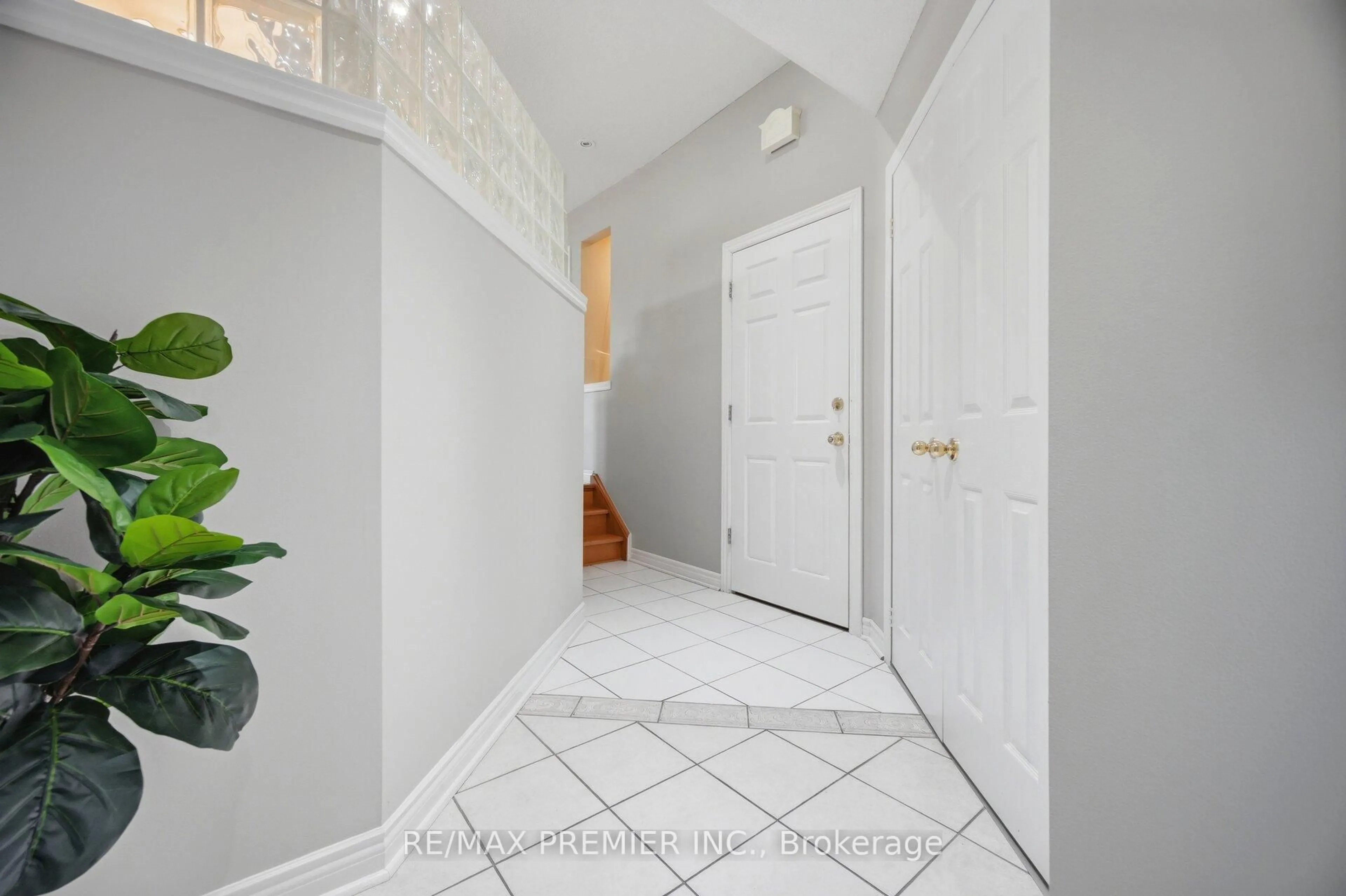 Indoor entryway for 104 Cresswell Ave, Vaughan Ontario L6A 2A1