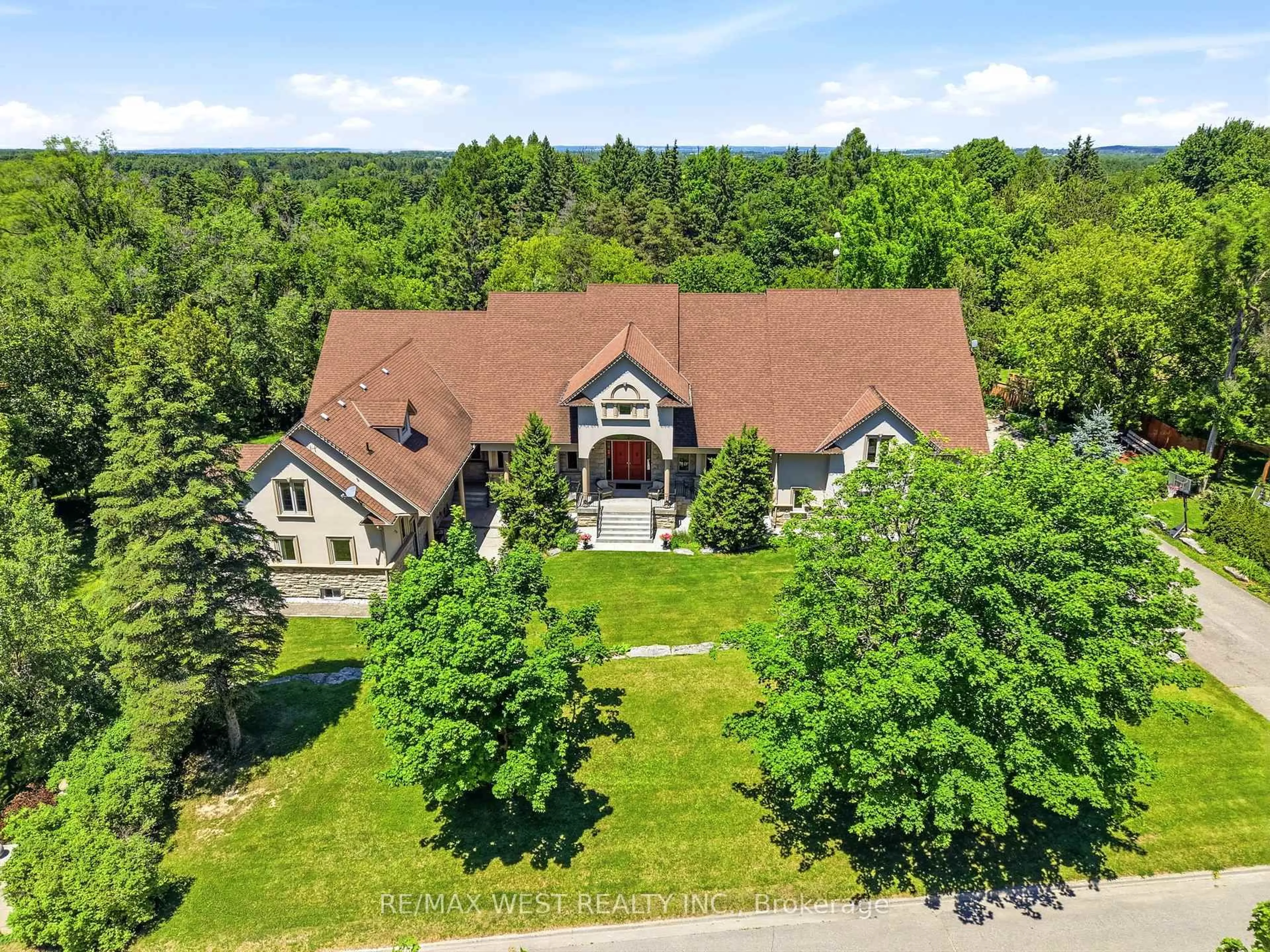 A pic from outside/outdoor area/front of a property/back of a property/a pic from drone, mountain view for 2 Kingswood Dr, King Ontario L7B 1K8